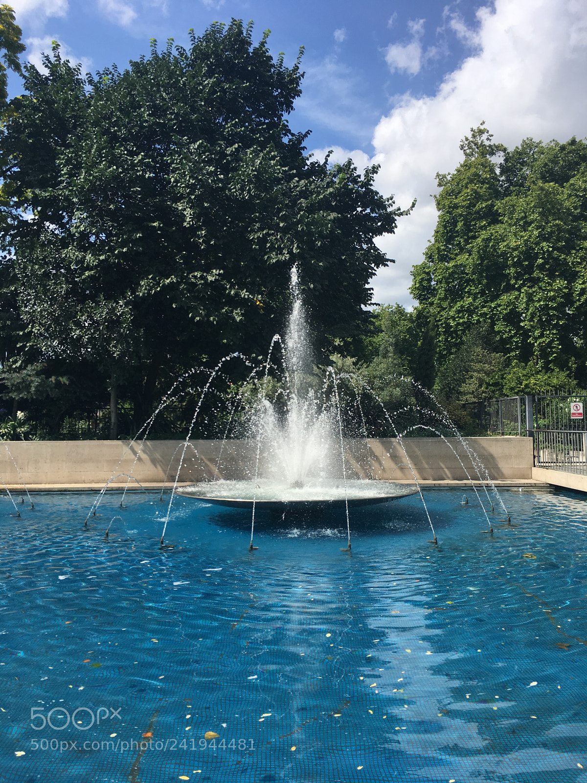 Apple iPhone 6s sample photo. Water fountain in london photography