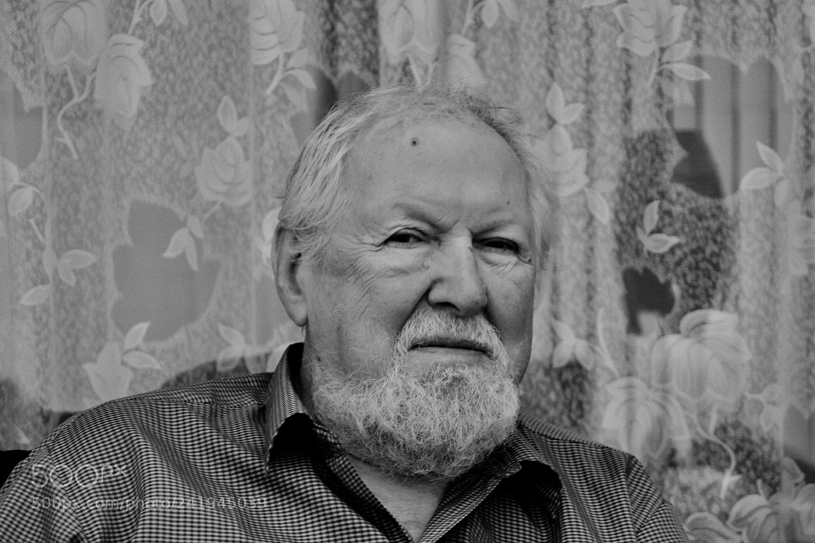Canon EOS 77D (EOS 9000D / EOS 770D) sample photo. Bearded man photography