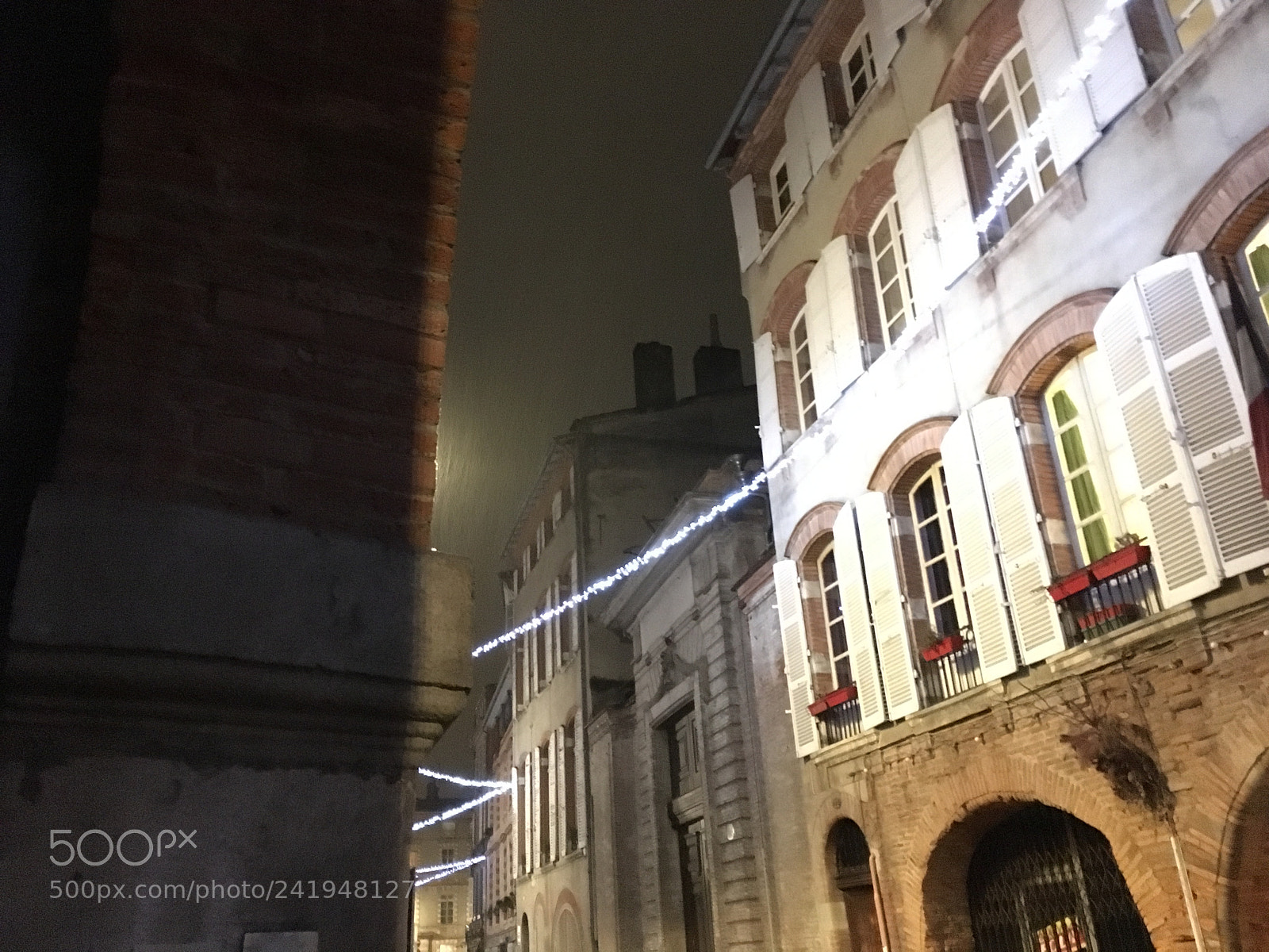 Apple iPhone SE sample photo. Rainy night photography