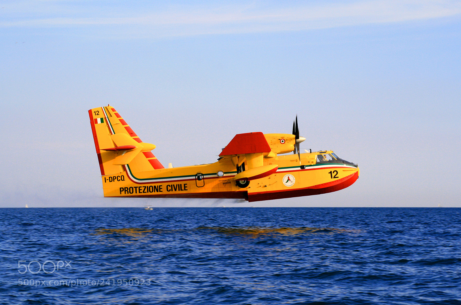 Canon EOS 400D (EOS Digital Rebel XTi / EOS Kiss Digital X) sample photo. Canadair in action photography