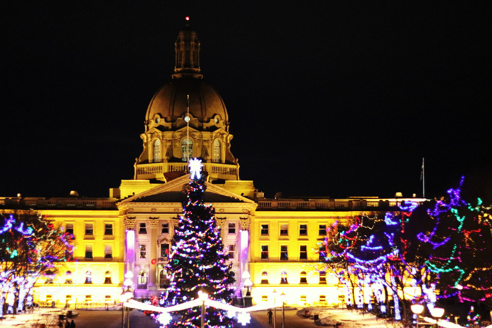 Canon EOS 800D (EOS Rebel T7i / EOS Kiss X9i) sample photo. The parliament illuminated by photography