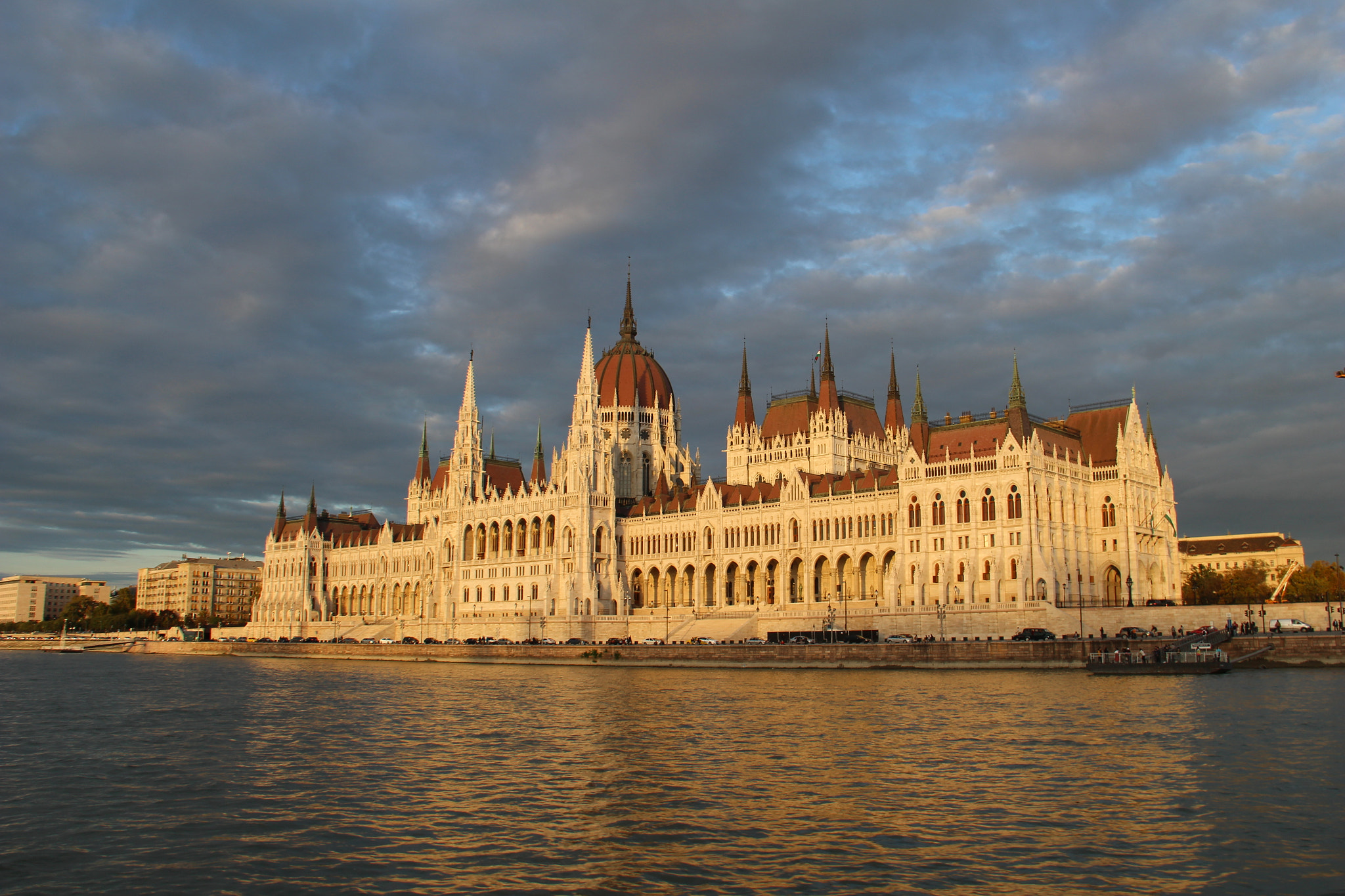 Canon EOS 100D (EOS Rebel SL1 / EOS Kiss X7) + Canon EF-S 18-200mm F3.5-5.6 IS sample photo. Hungarian parliament from the danube photography