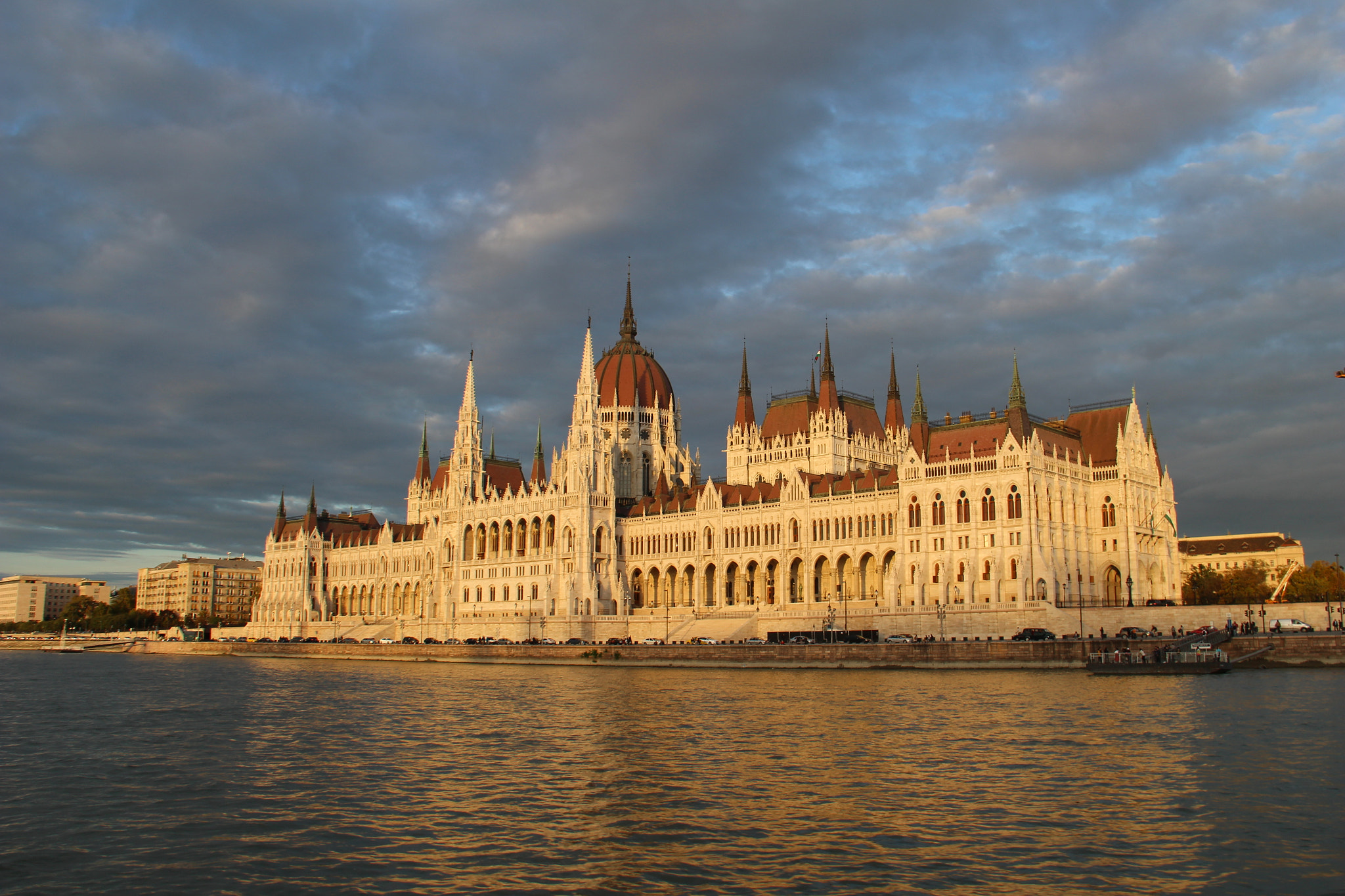 Canon EF-S 18-200mm F3.5-5.6 IS sample photo. Hungarian parliament from the danube photography