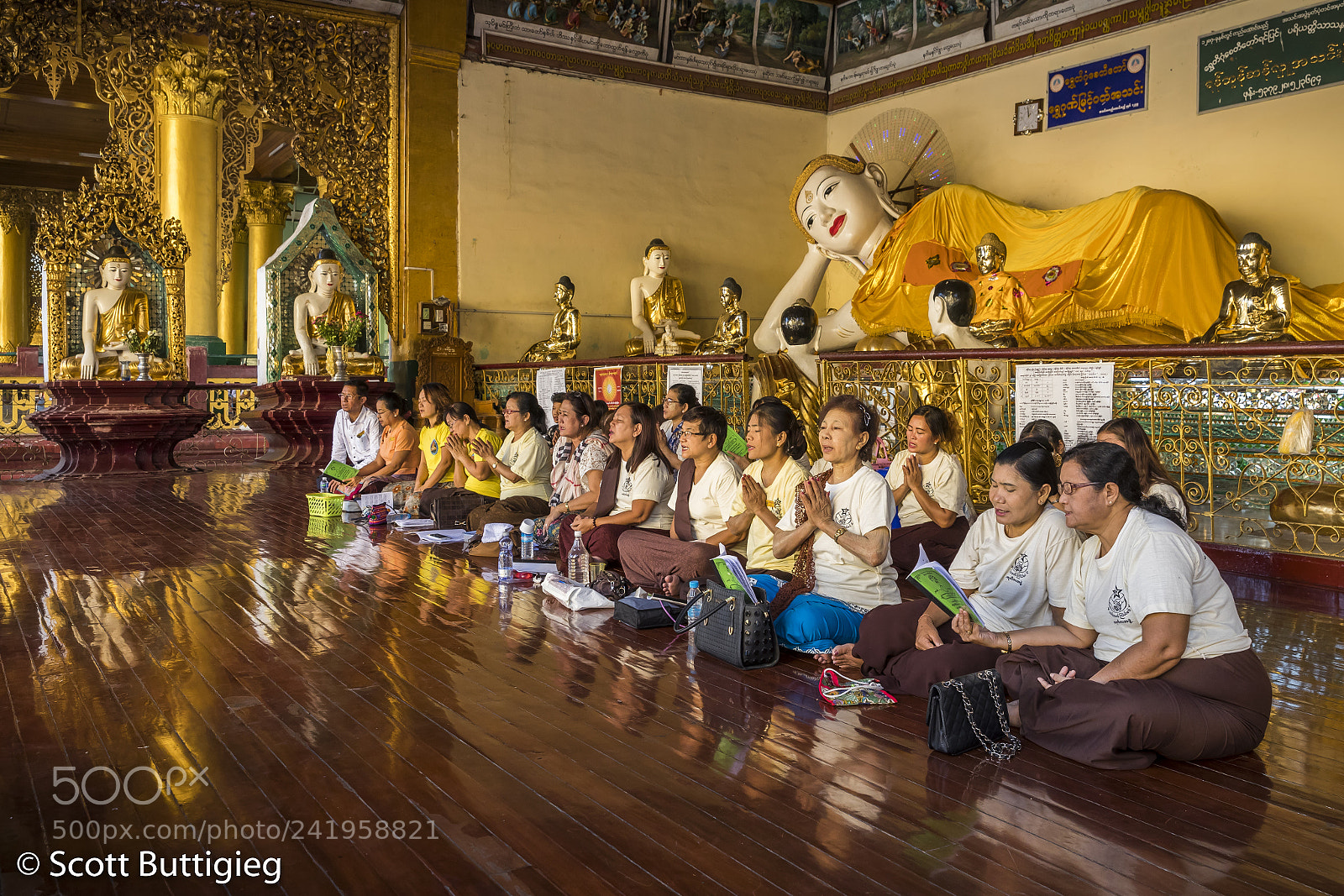 Canon EOS-1D X Mark II sample photo. Daily life at shwedagon photography