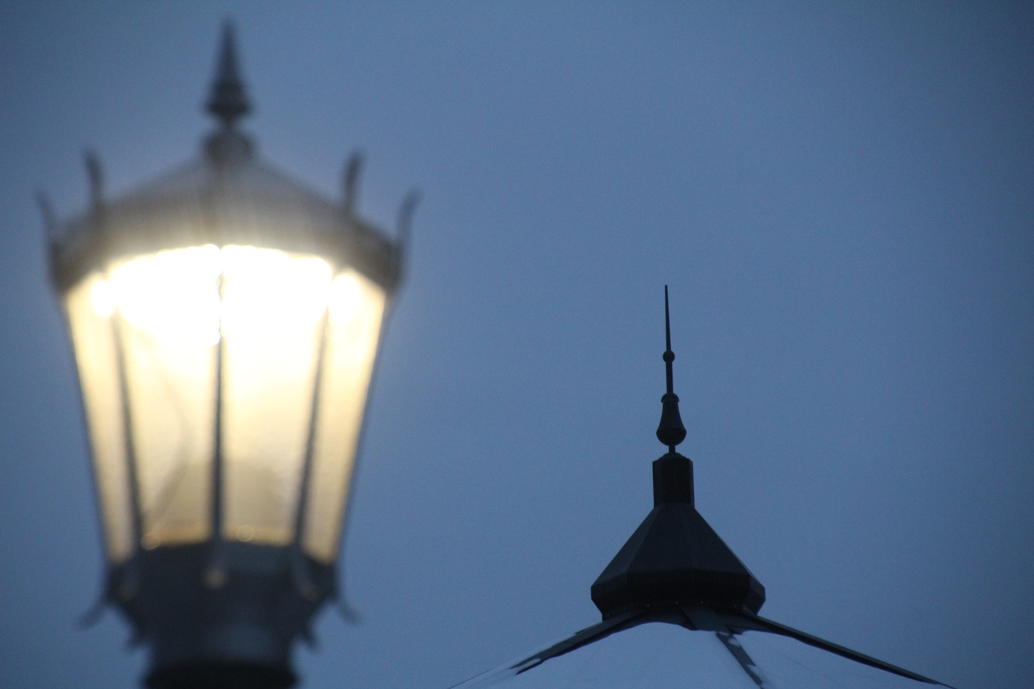 Canon EOS 1200D (EOS Rebel T5 / EOS Kiss X70 / EOS Hi) sample photo. Blurry light and spire. 模糊的光線和尖頂。 ぼやけた光と尖塔。 photography