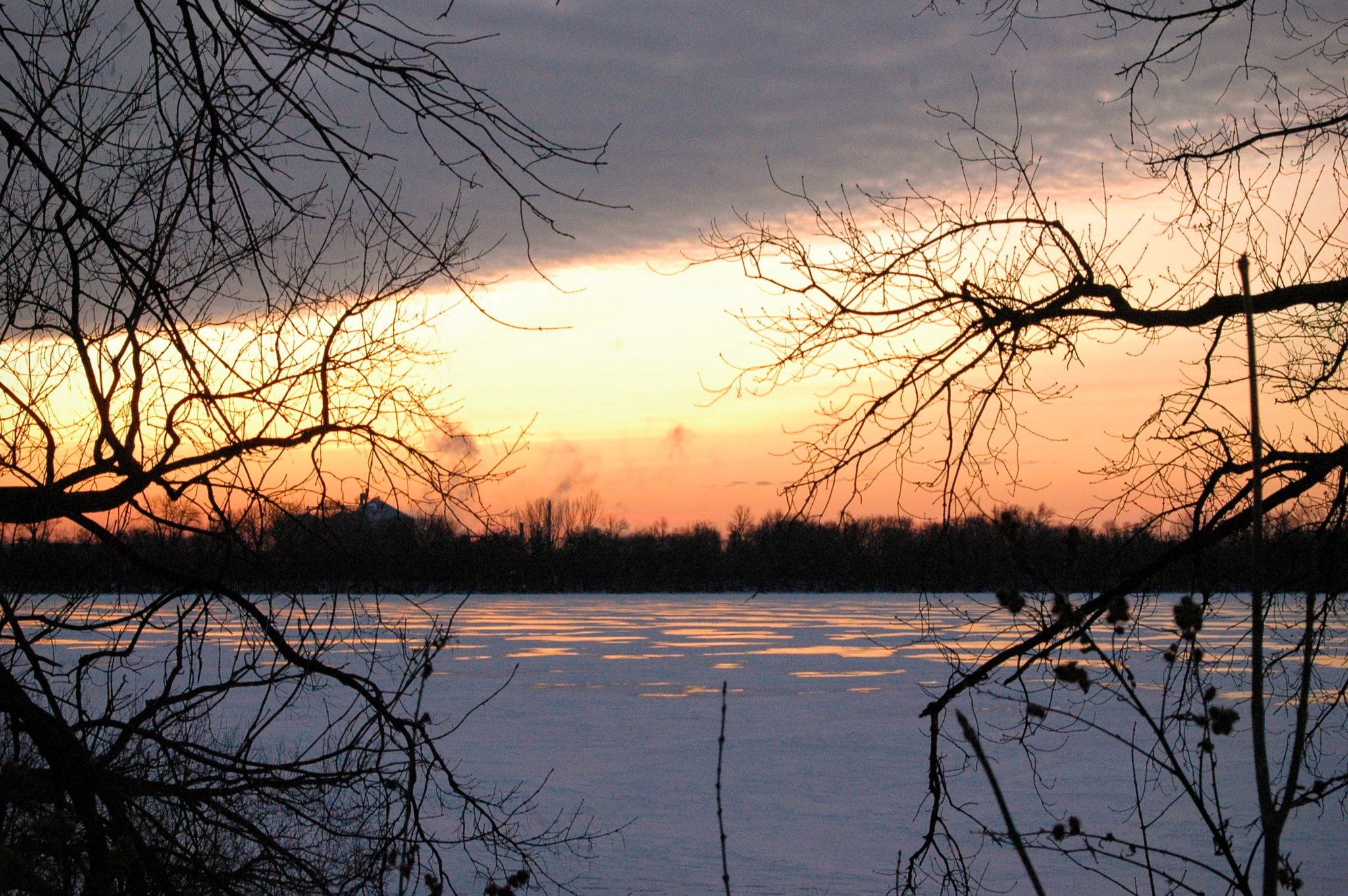 AF Zoom-Nikkor 35-80mm f/4-5.6D sample photo. Predawn over a frozen lake photography