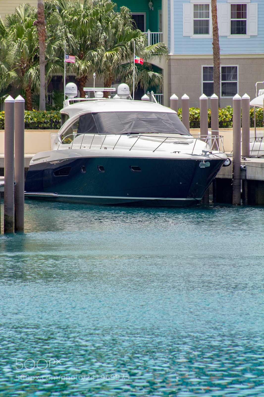 Canon EOS 550D (EOS Rebel T2i / EOS Kiss X4) sample photo. Bahamas cabin cruiser photography
