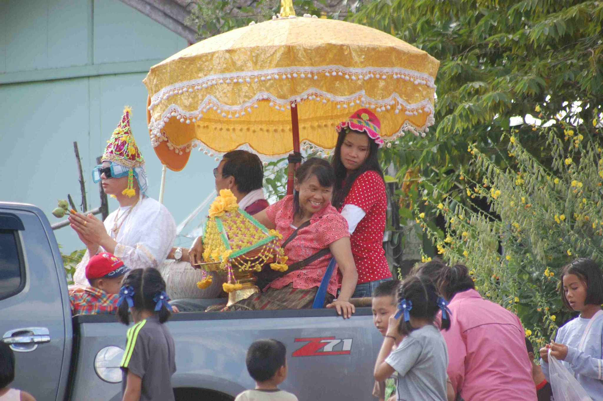 Nikon D40 + Sigma 70-300mm F4-5.6 APO DG Macro sample photo. Thai festival photography