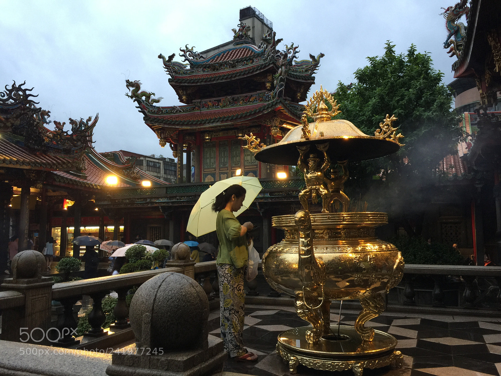 Apple iPhone 6 Plus sample photo. The yellow umbrella photography