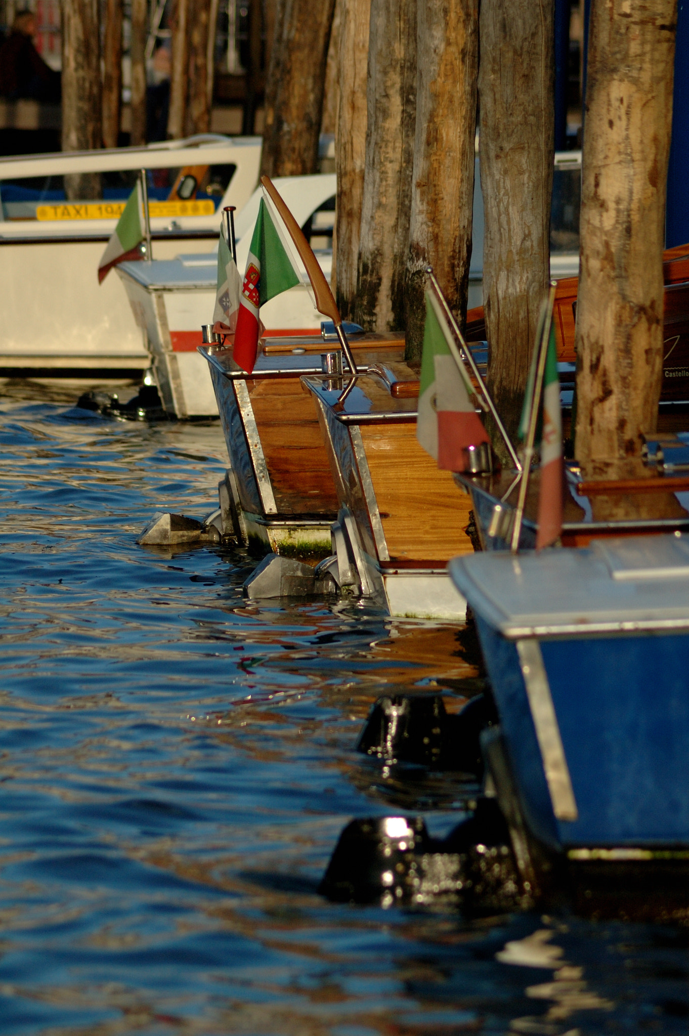 Nikon D70 + Nikon AF Nikkor 70-300mm F4-5.6G sample photo. Streets of venice. photography