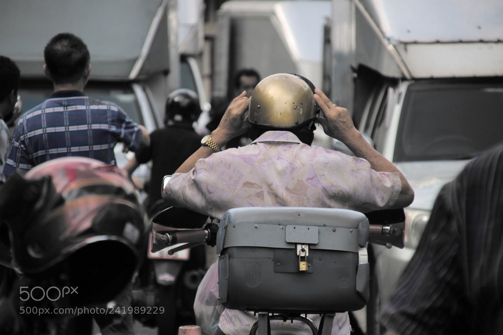 Canon EOS 750D (EOS Rebel T6i / EOS Kiss X8i) sample photo. Traffic in bangkok photography