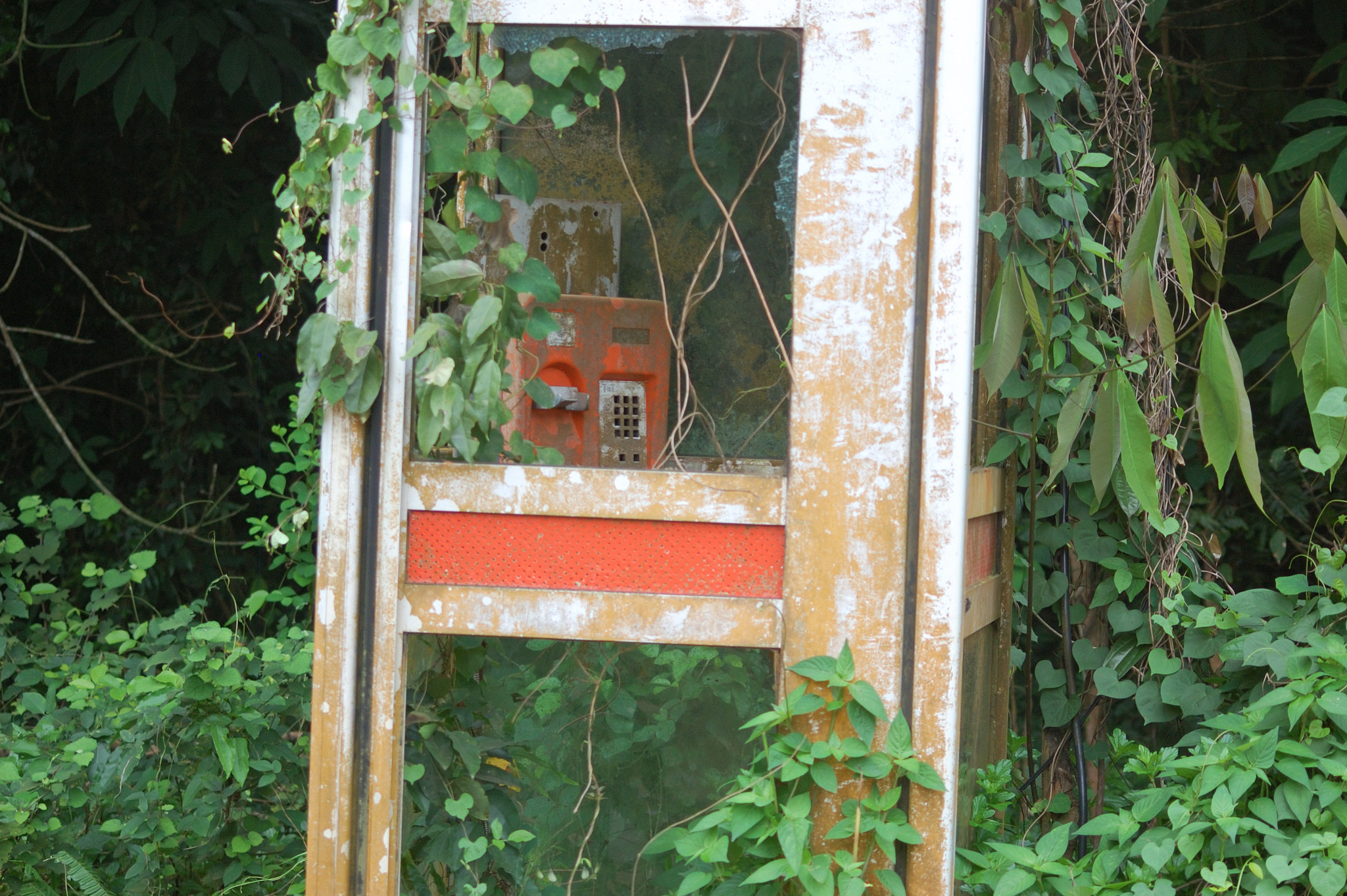 Sigma 70-300mm F4-5.6 APO DG Macro sample photo. Abandoned  phonebox photography