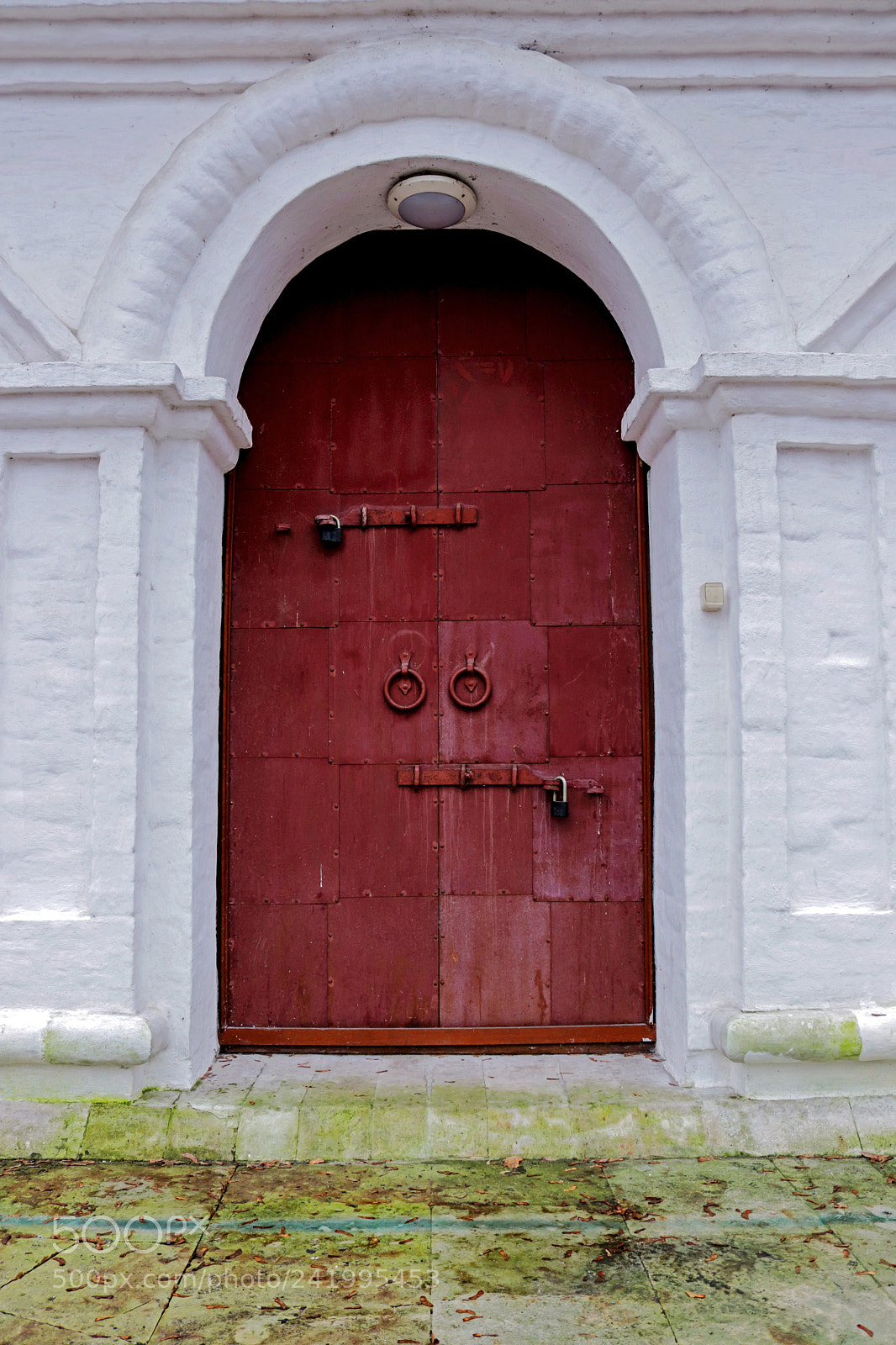 Canon EOS 200D (EOS Rebel SL2 / EOS Kiss X9) sample photo. The church's door photography