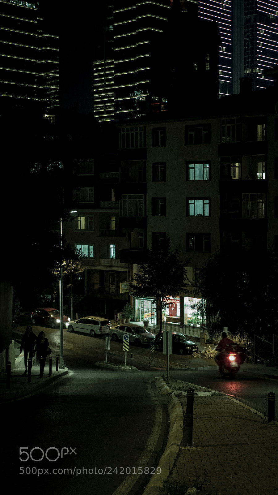 Olympus OM-D E-M10 II sample photo. Night strollers photography