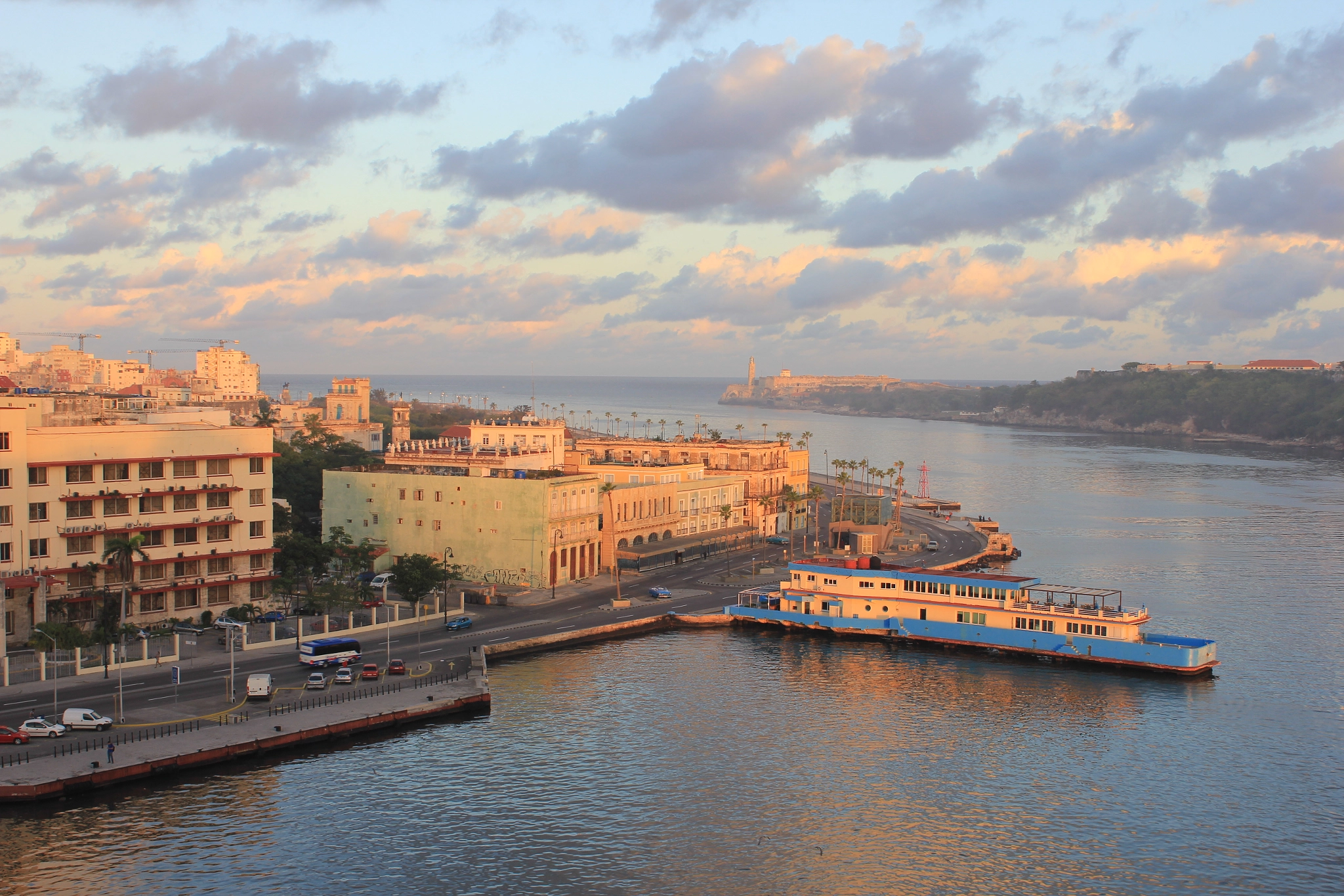 Canon EOS 550D (EOS Rebel T2i / EOS Kiss X4) sample photo. Havana morning photography