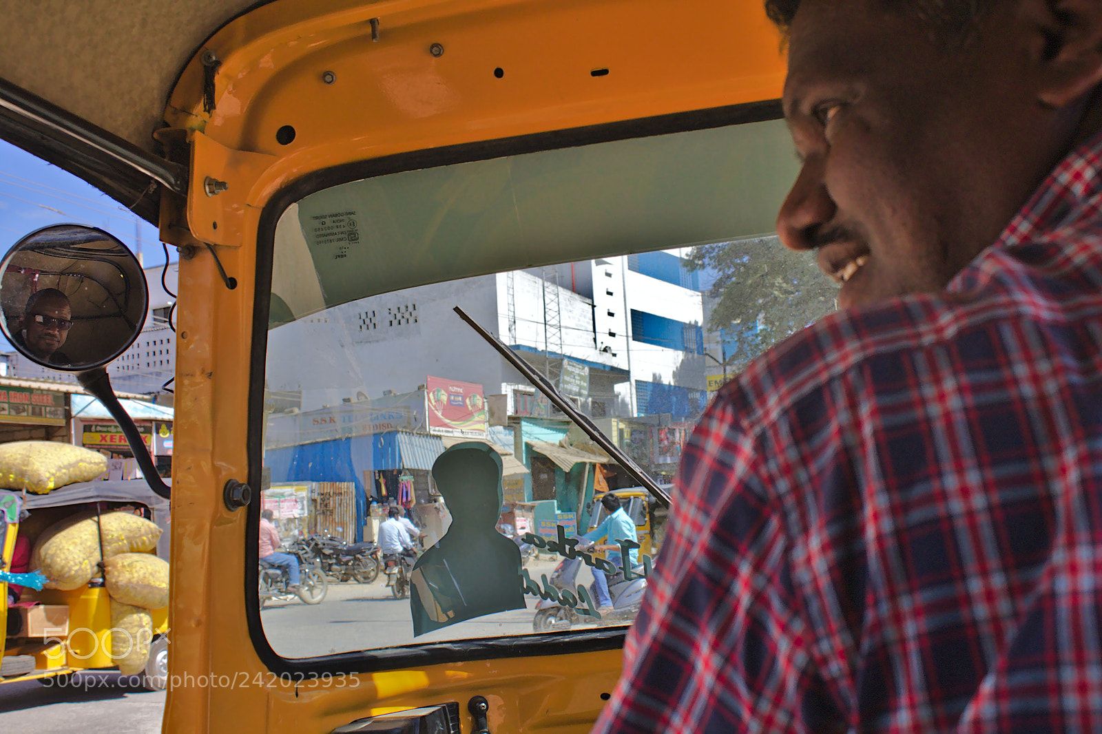 Canon EOS 1200D (EOS Rebel T5 / EOS Kiss X70 / EOS Hi) sample photo. India street 2017 auto rickshaw photography