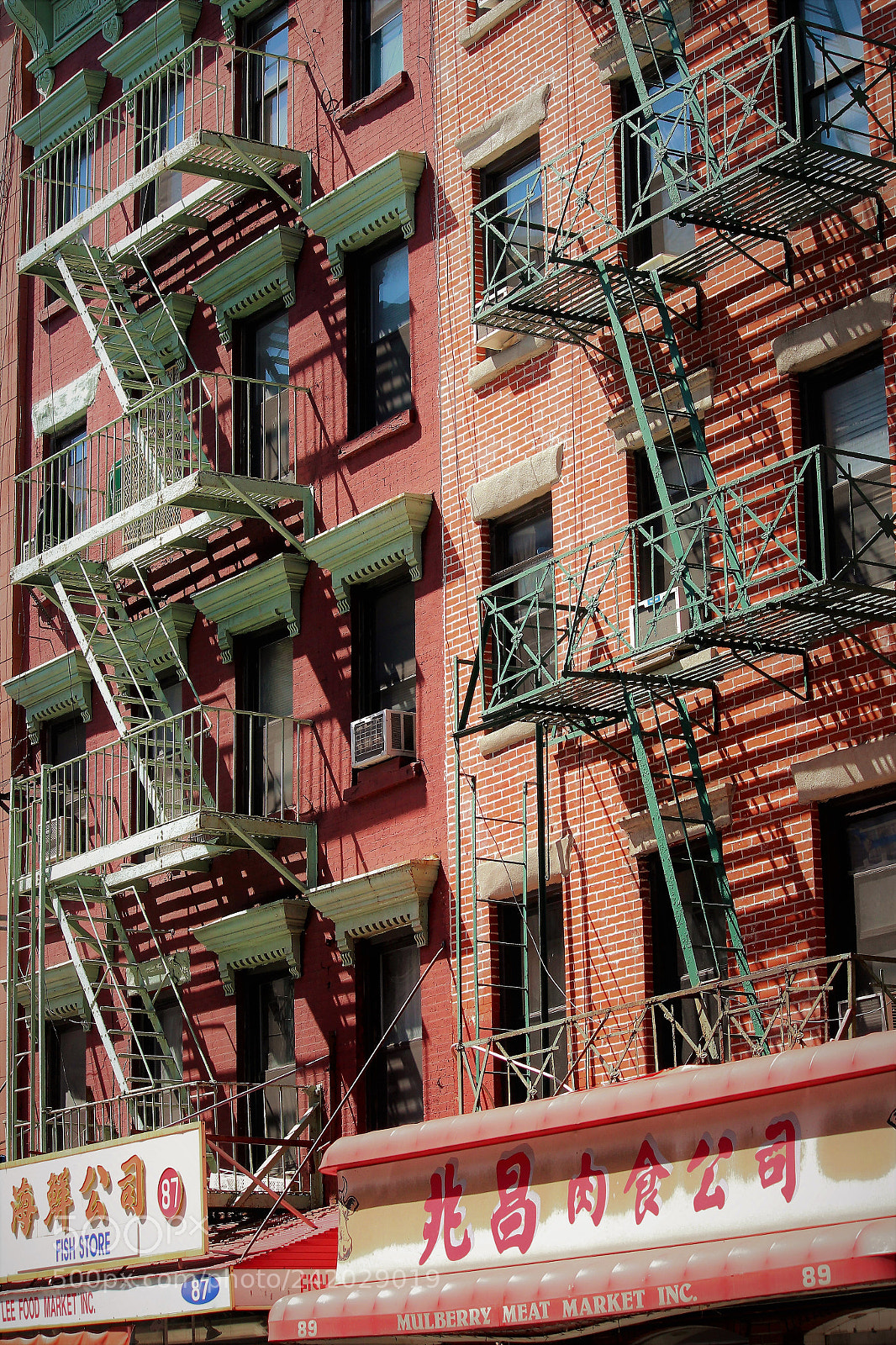 Canon EOS 650D (EOS Rebel T4i / EOS Kiss X6i) sample photo. Tenement life in red photography
