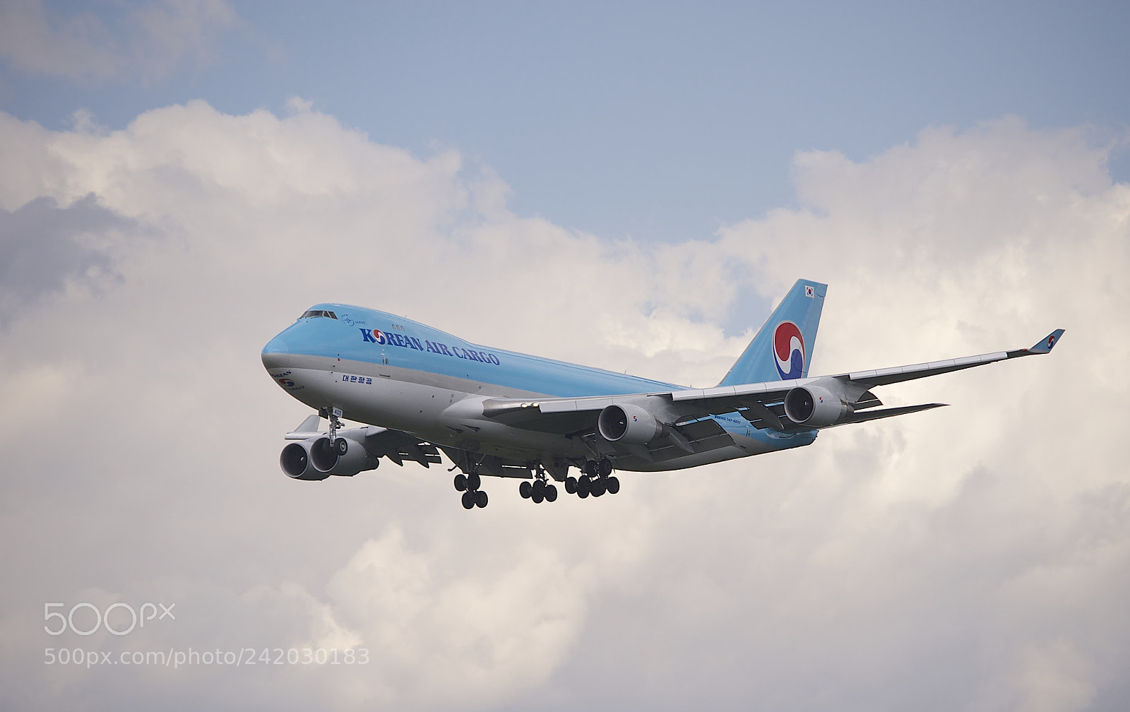 Nikon D3 sample photo. Korean cargolifter approach to photography
