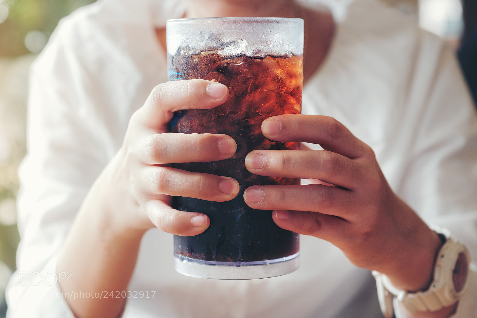 Fujifilm X-T2 sample photo. Woman hand giving glass photography
