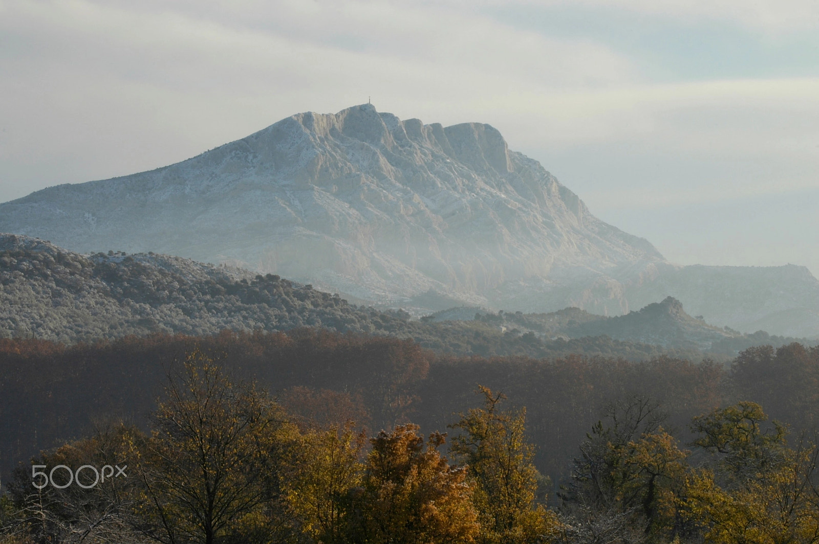 Nikon D70s + Nikon AF-S Nikkor 70-300mm F4.5-5.6G VR sample photo. Montagne sainte-victoire sous la neige photography