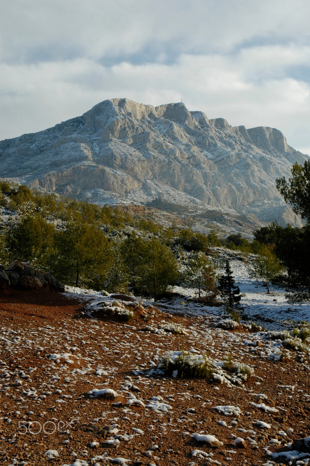 Nikon D70s + Nikon AF-S DX Nikkor 18-70mm F3.5-4.5G ED-IF sample photo. Montagne sainte-victoire sous la neige photography