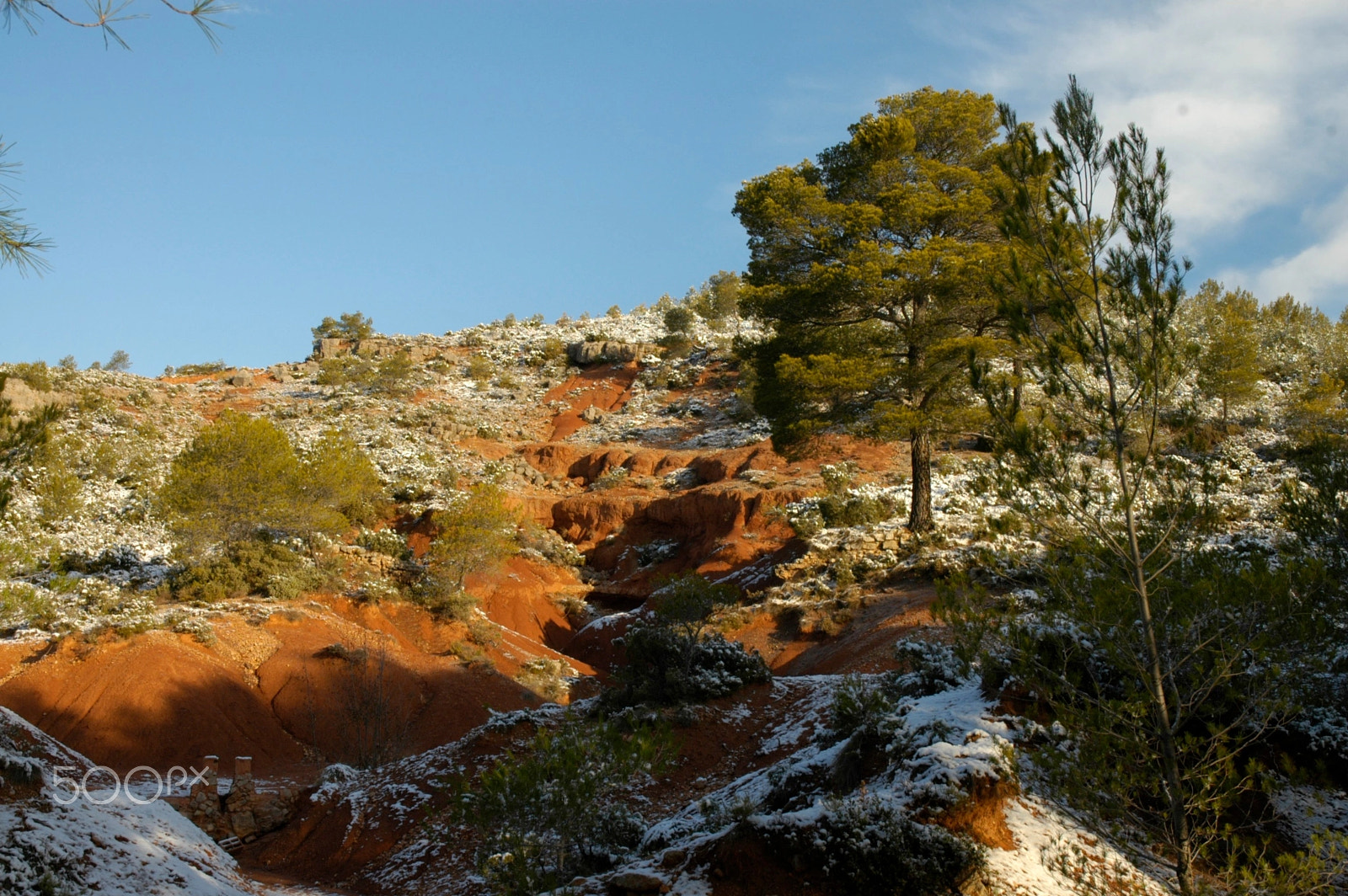 Nikon D70s + Nikon AF-S DX Nikkor 18-70mm F3.5-4.5G ED-IF sample photo. Montagne sainte-victoire sous la neige photography