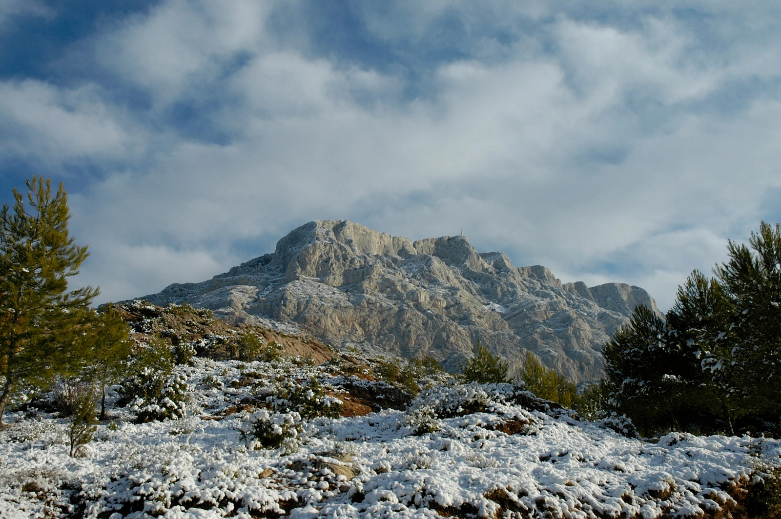 Nikon D70s + Nikon AF-S DX Nikkor 18-70mm F3.5-4.5G ED-IF sample photo. Montagne sainte-victoire sous la neige photography