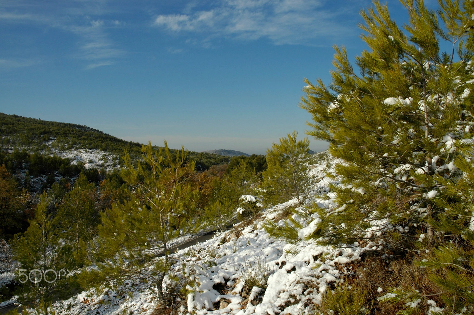 Nikon D70s + Nikon AF-S DX Nikkor 18-70mm F3.5-4.5G ED-IF sample photo. Montagne sainte-victoire sous la neige photography