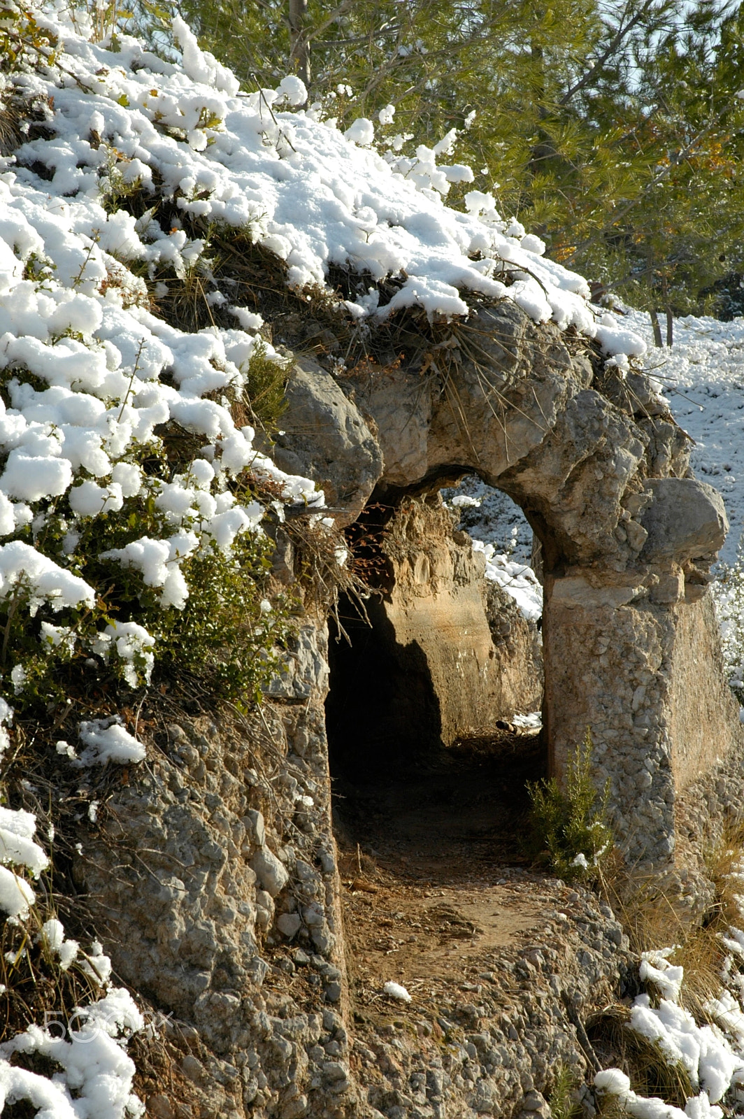 Nikon D70s + Nikon AF-S DX Nikkor 18-70mm F3.5-4.5G ED-IF sample photo. Montagne sainte-victoire sous la neige photography