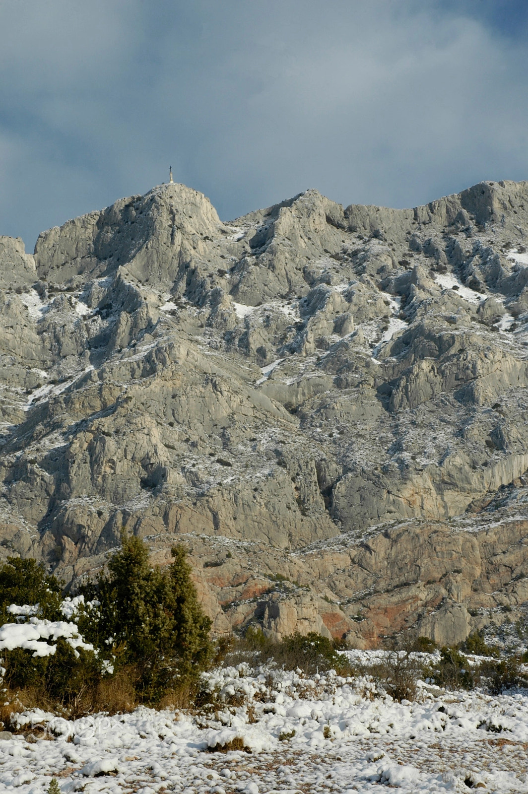 Nikon D70s + Nikon AF-S DX Nikkor 18-70mm F3.5-4.5G ED-IF sample photo. Montagne sainte-victoire sous la neige photography