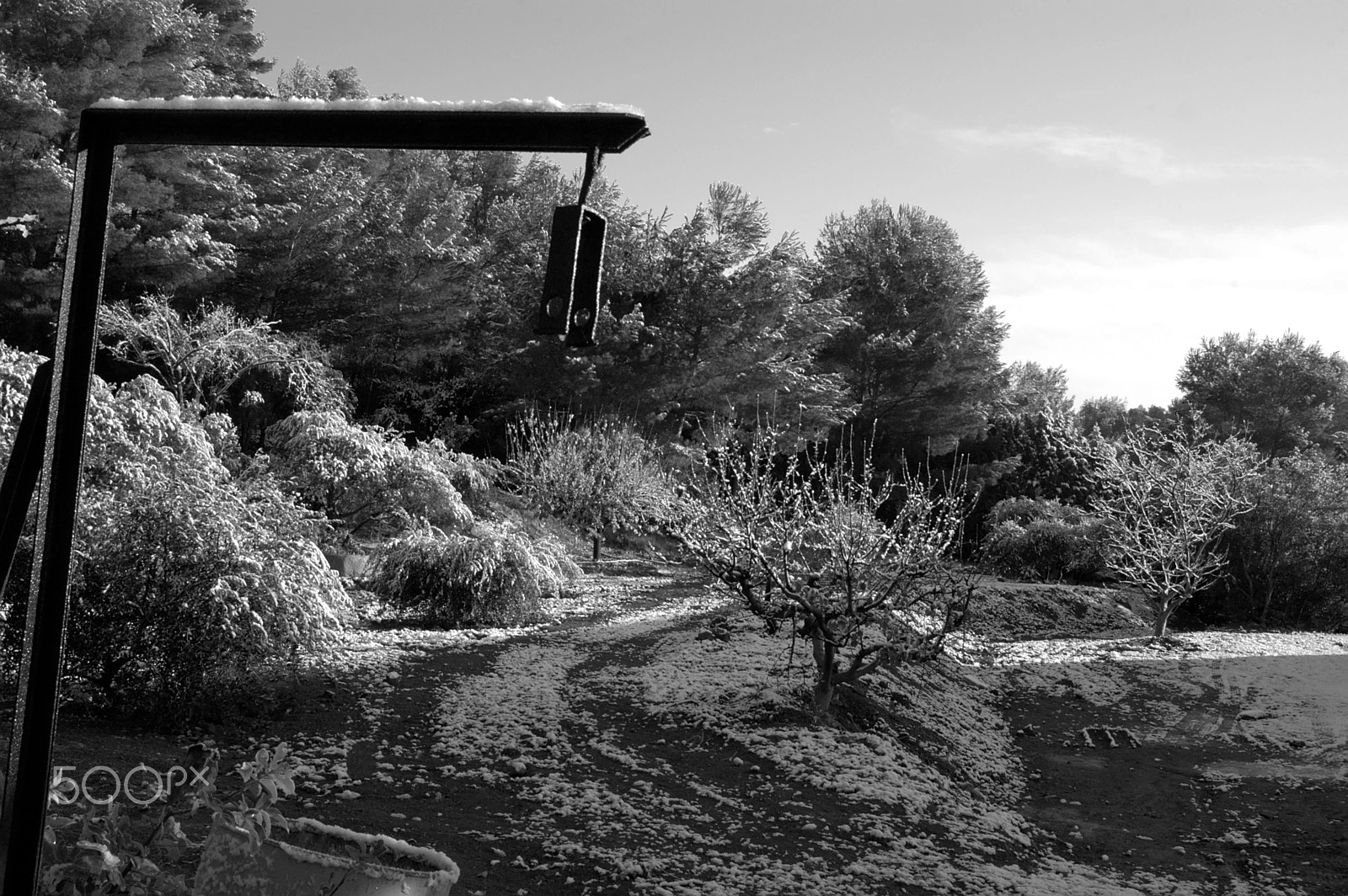 Nikon D70s + Nikon AF-S DX Nikkor 18-70mm F3.5-4.5G ED-IF sample photo. Montagne sainte-victoire sous la neige photography