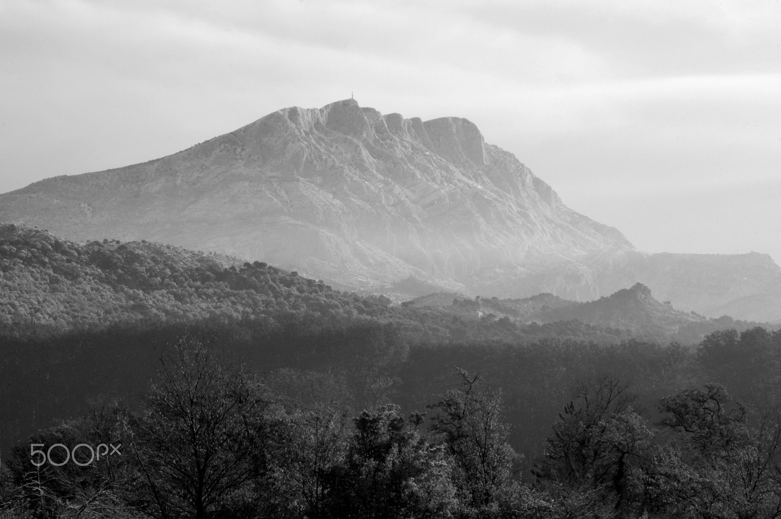 Nikon D70s + Nikon AF-S Nikkor 70-300mm F4.5-5.6G VR sample photo. Montagne sainte-victoire sous la neige photography