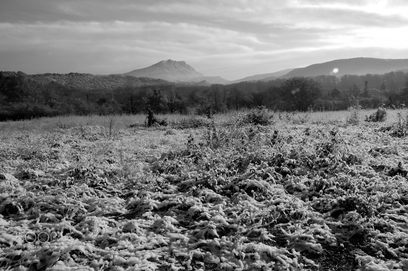 Nikon D70s + Nikon AF-S DX Nikkor 18-70mm F3.5-4.5G ED-IF sample photo. Montagne sainte-victoire sous la neige photography