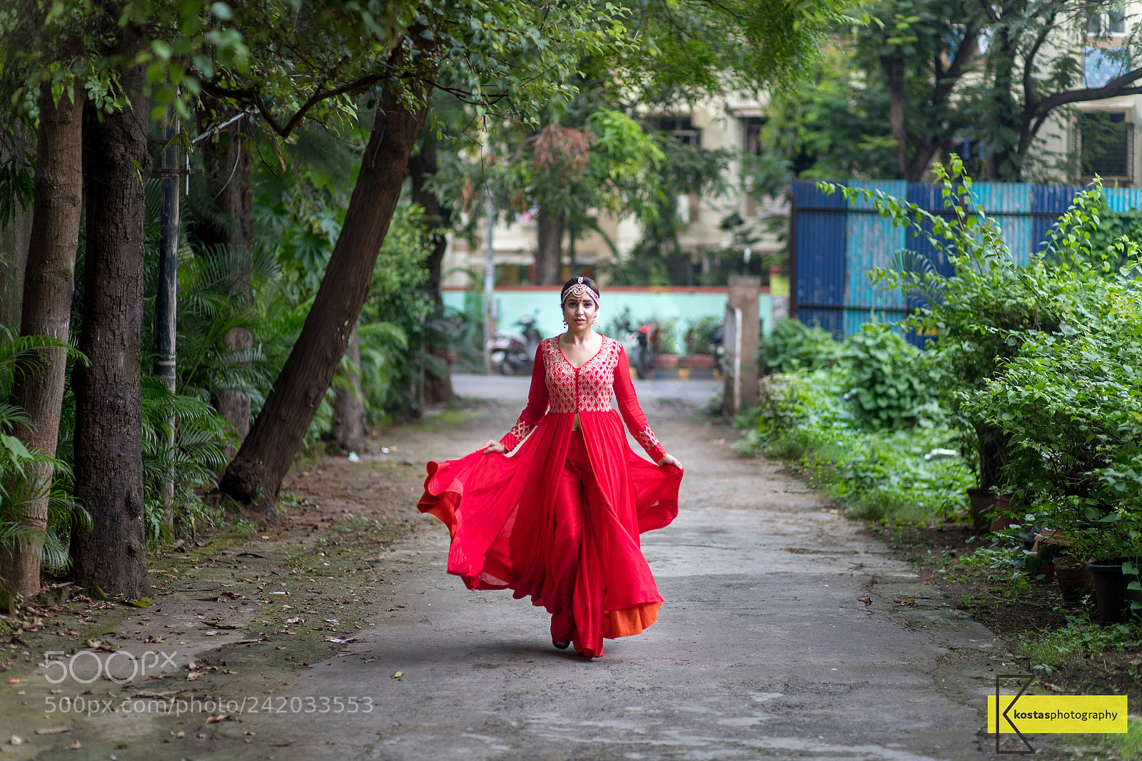 Canon EOS 6D Mark II sample photo. Walking portrait in mumbai photography