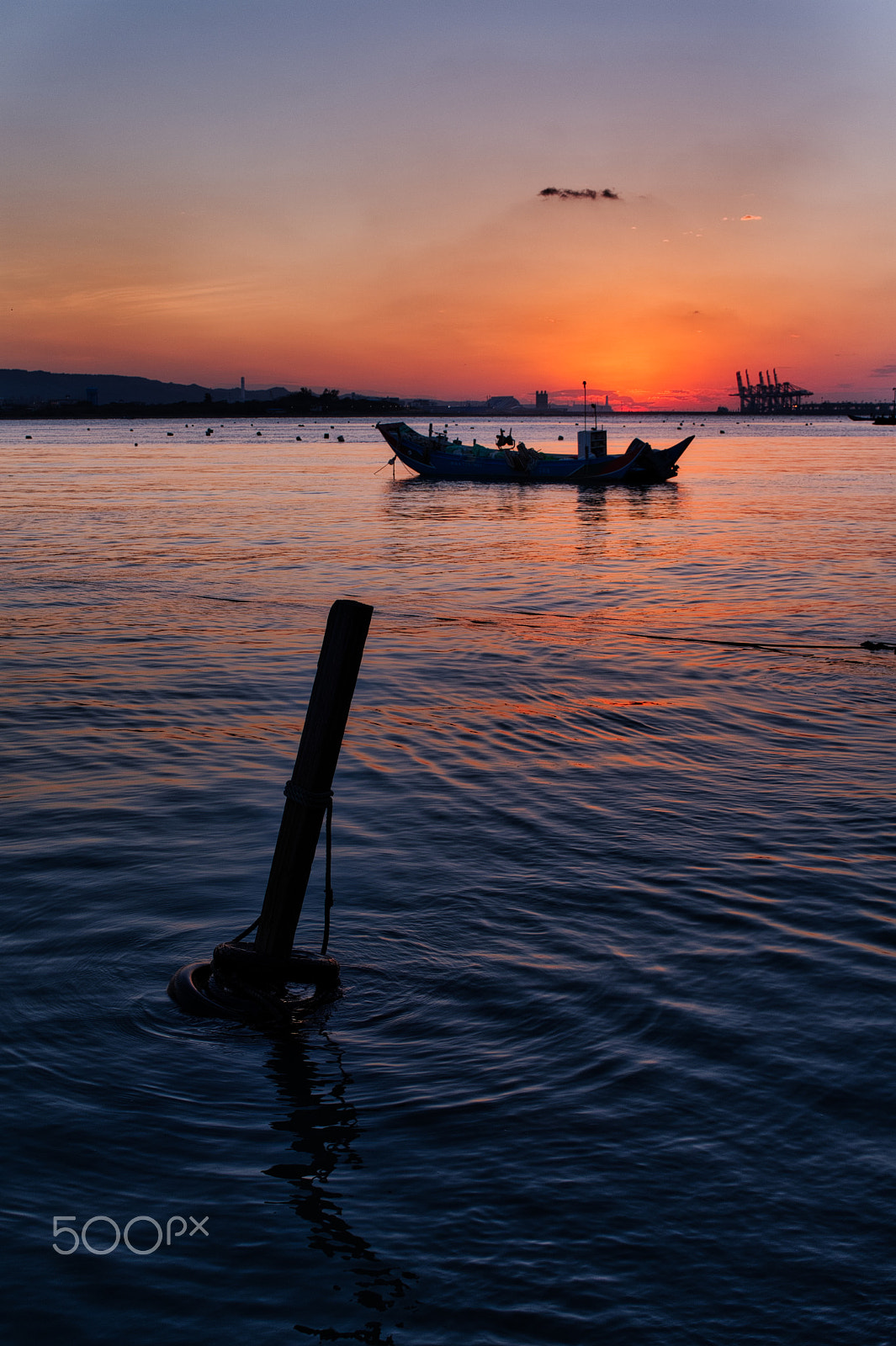 Nikon D7500 + Nikon AF-S DX Nikkor 18-55mm F3.5-5.6G VR II sample photo. Sunset at dan-sui estuary photography