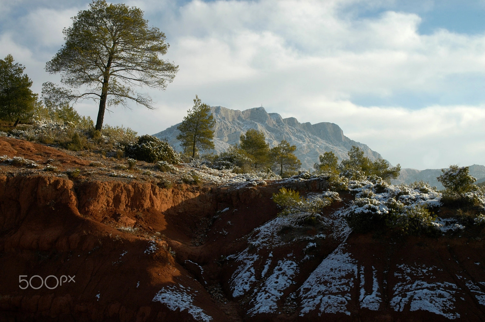 Nikon D70s sample photo. Montagne sainte-victoire sous la neige photography