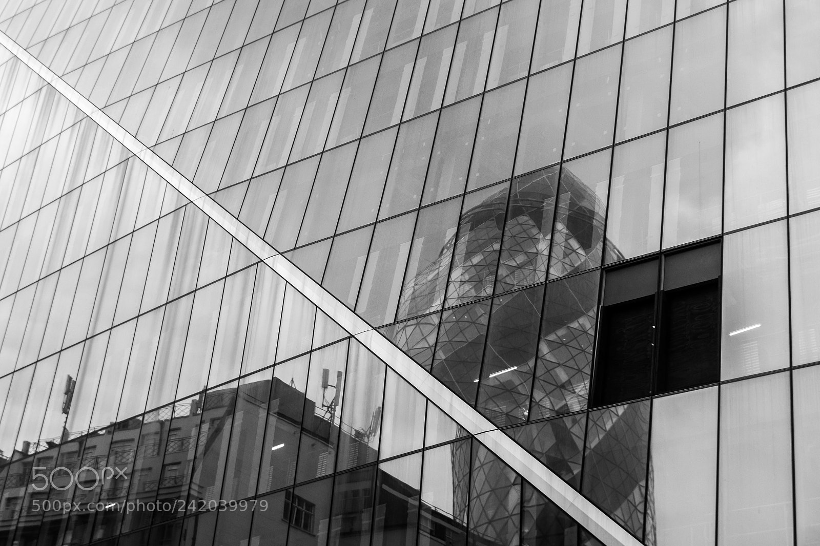 Canon EOS 650D (EOS Rebel T4i / EOS Kiss X6i) sample photo. The gherkin reflection black photography