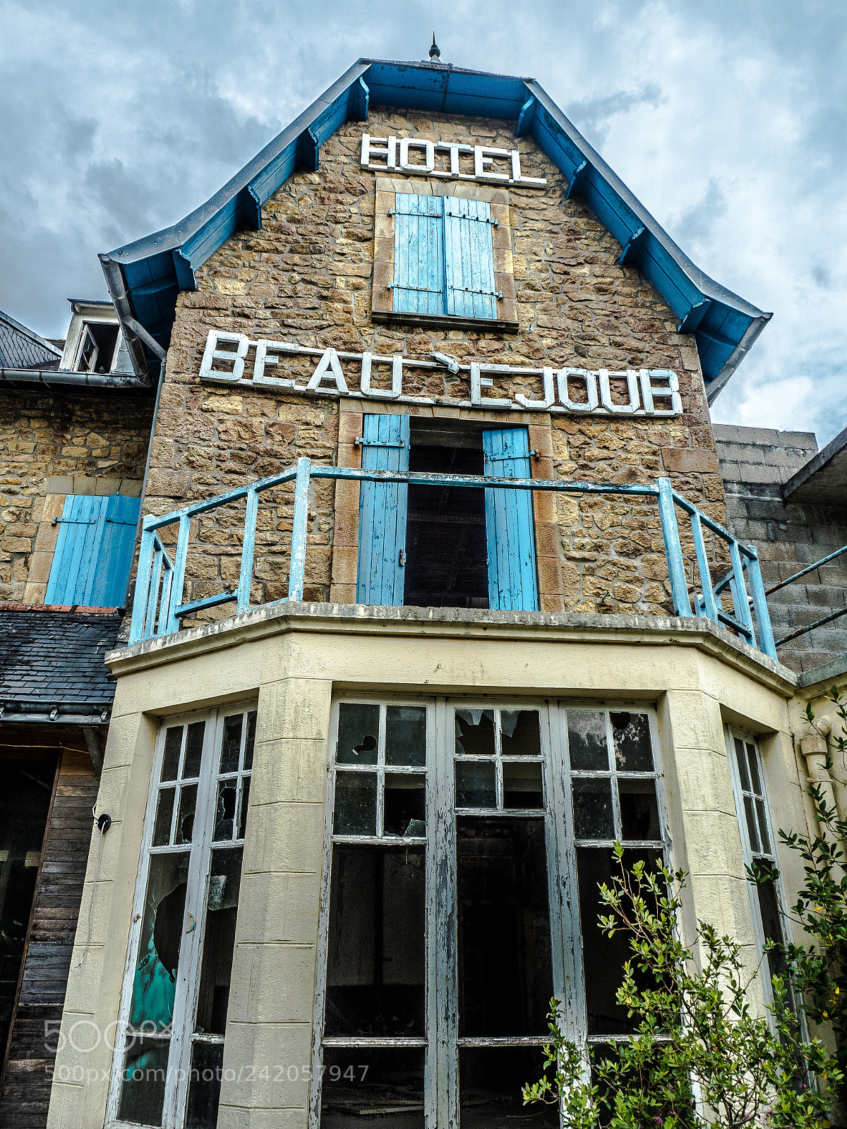 Olympus OM-D E-M5 II sample photo. Hotel abandonné photography