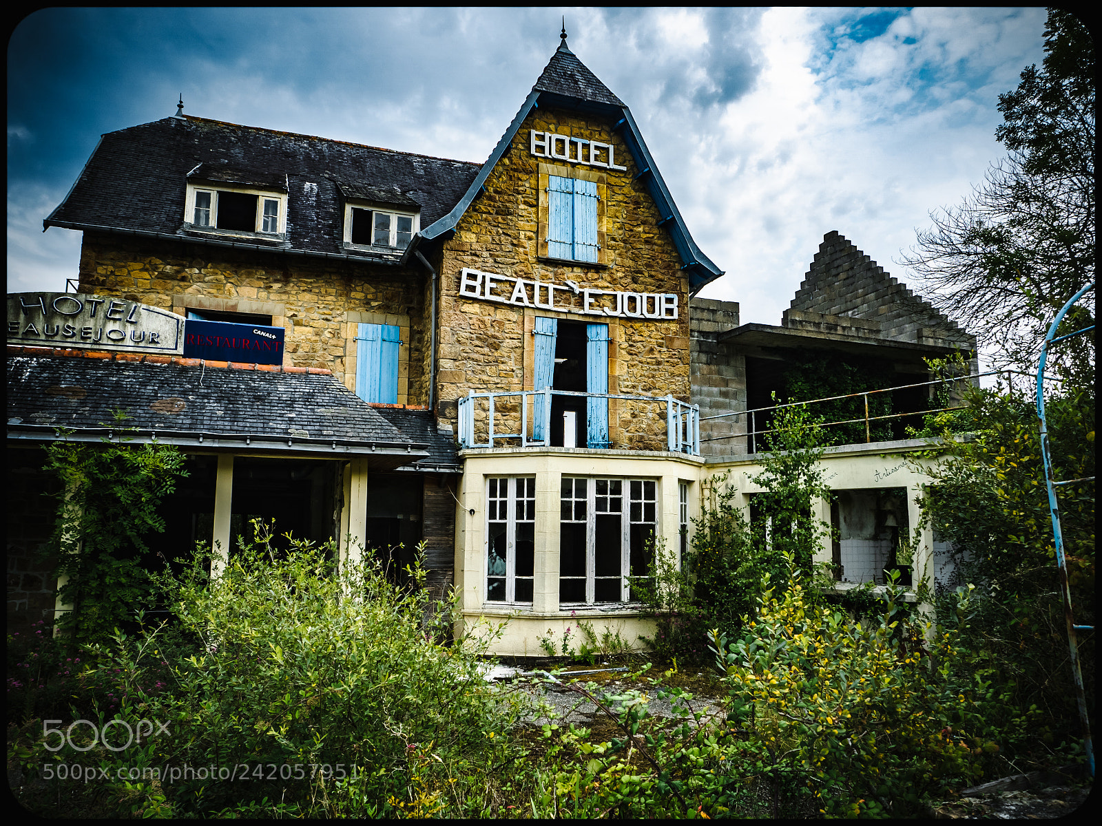 Olympus OM-D E-M5 II sample photo. Hotel abandonné photography