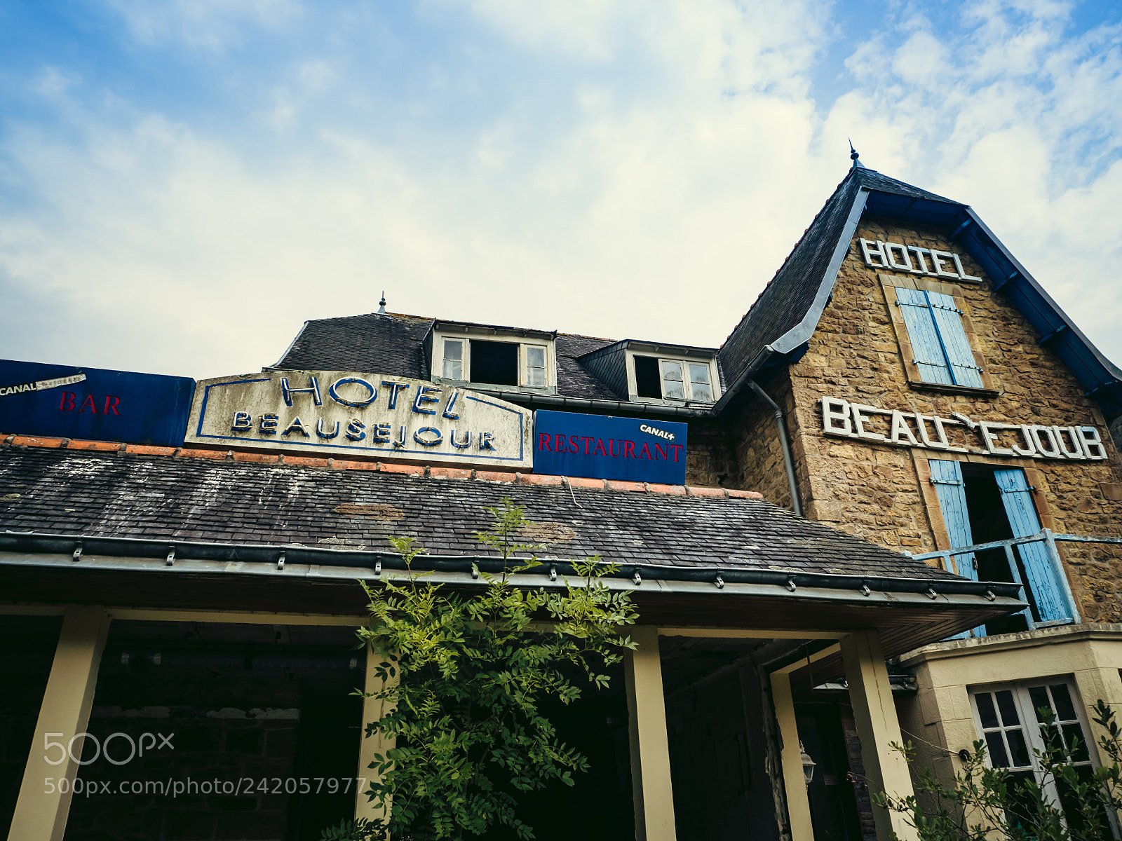 Olympus OM-D E-M5 II sample photo. Hotel abandonné photography