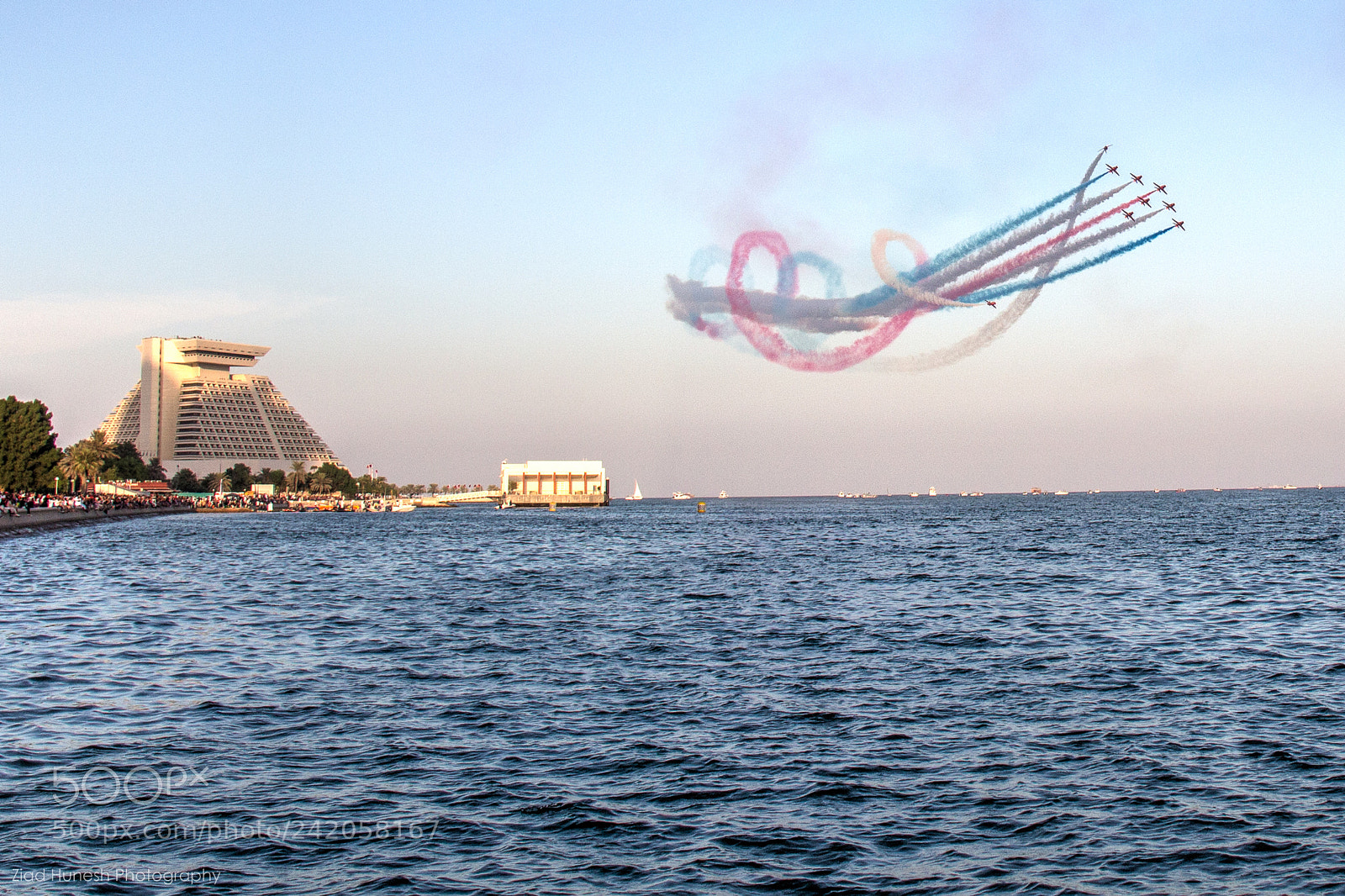 Canon EOS 650D (EOS Rebel T4i / EOS Kiss X6i) sample photo. Red arrows, doha 2017 photography