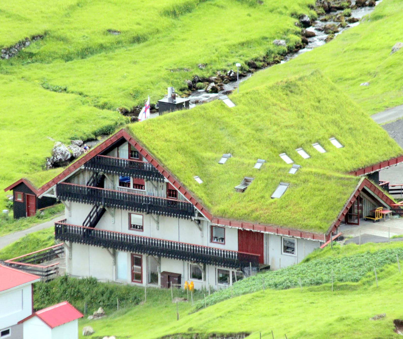 Canon EF 70-300mm F4-5.6 IS USM sample photo. Iceland naturally roof photography