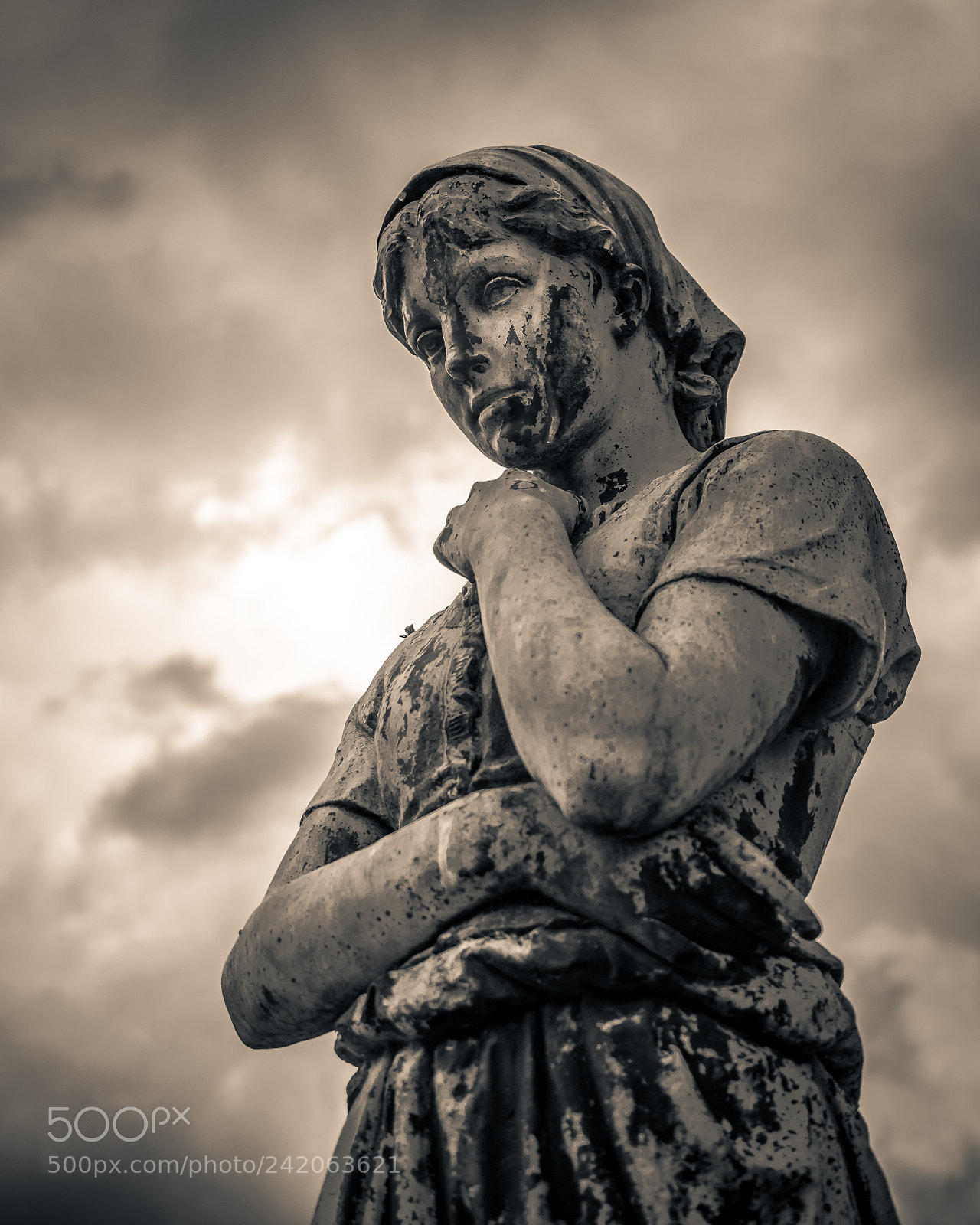 Olympus OM-D E-M1 Mark II sample photo. Pensive statue photography