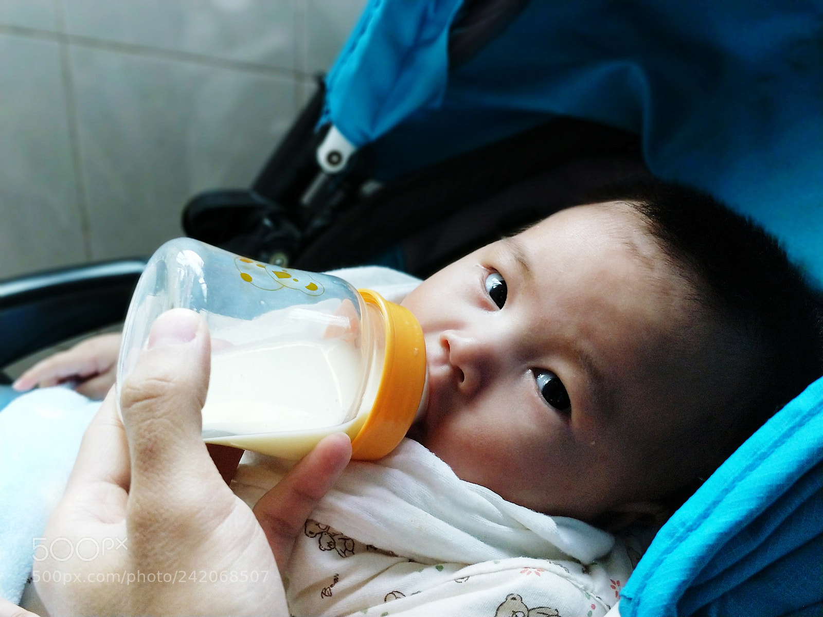 OnePlus 5 sample photo. Feeding a baby photography