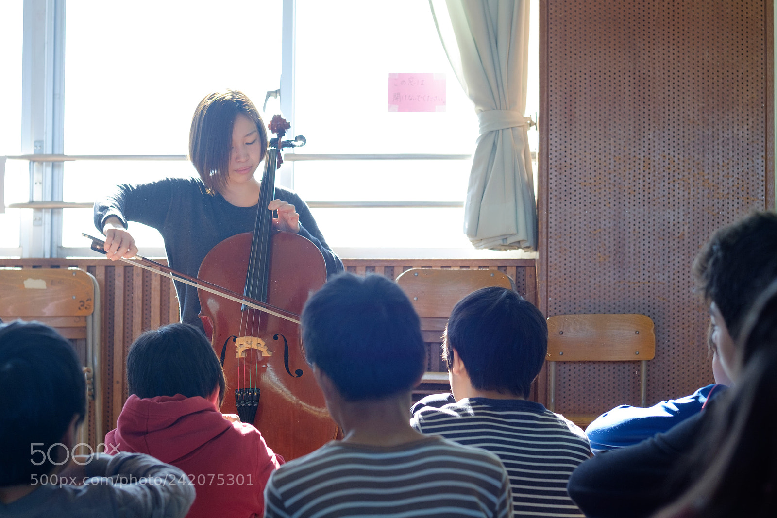Fujifilm X-E2 sample photo. Chelo play between shine photography