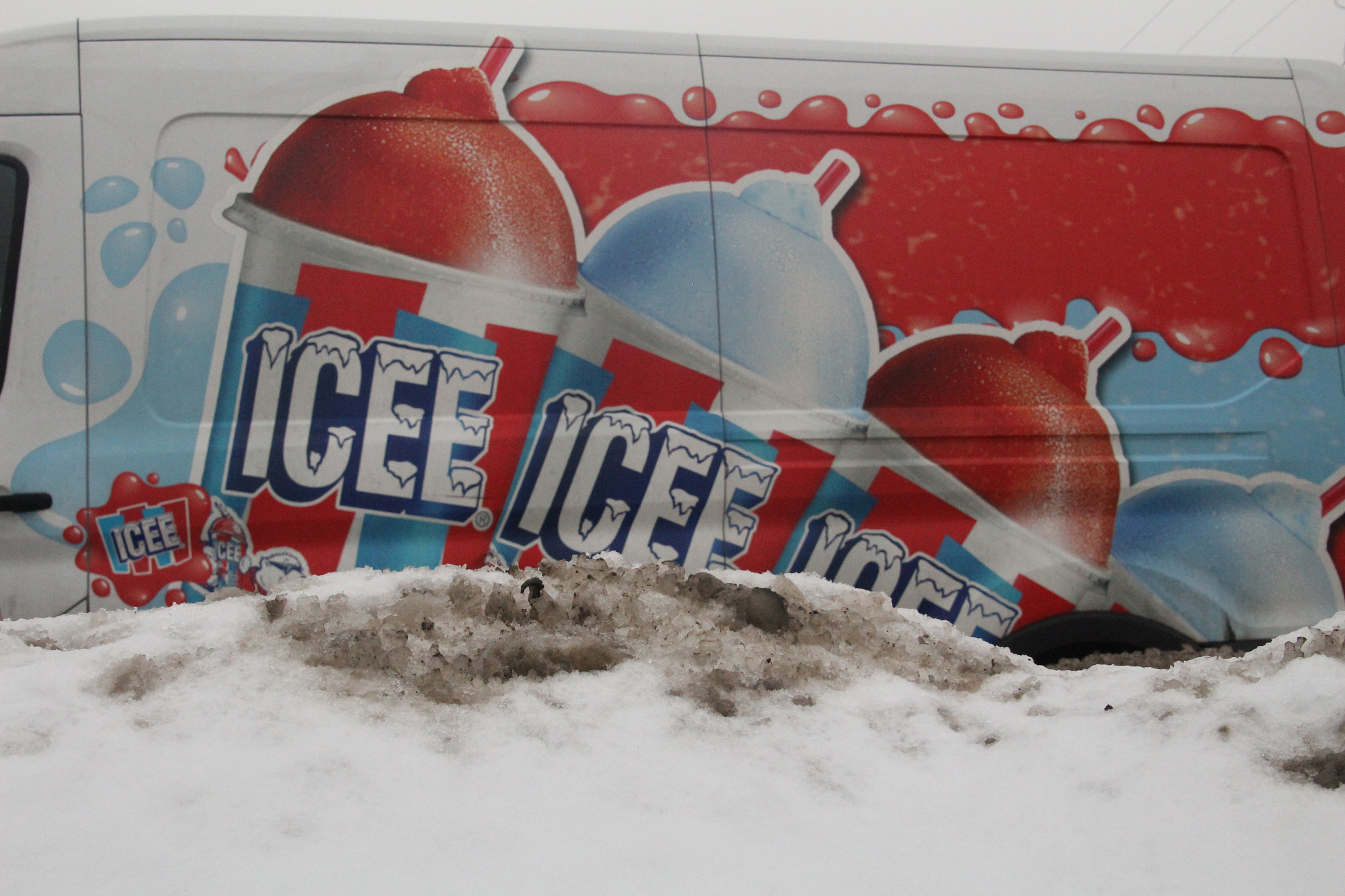 Canon EOS 1200D (EOS Rebel T5 / EOS Kiss X70 / EOS Hi) sample photo. Icee truck and snowbank. icee camión y snowbank. photography