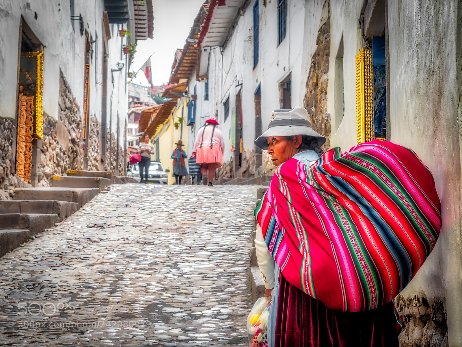 Olympus OM-D E-M5 II sample photo. Woman in cuzco photography