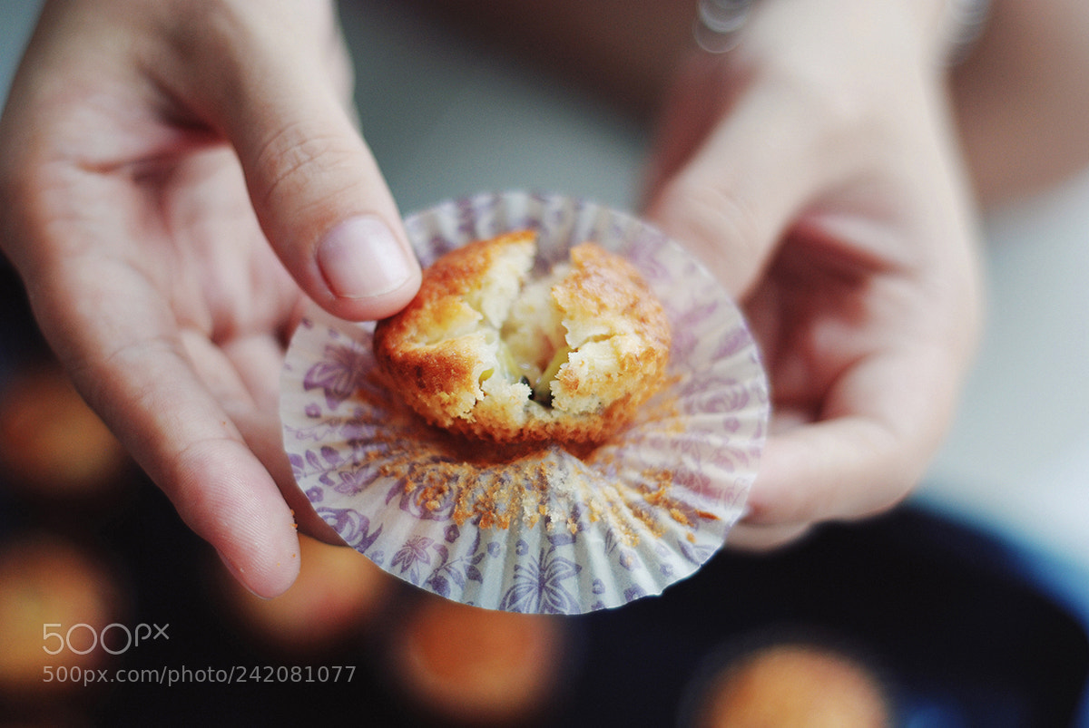 Nikon D80 sample photo. Fruit muffin photography