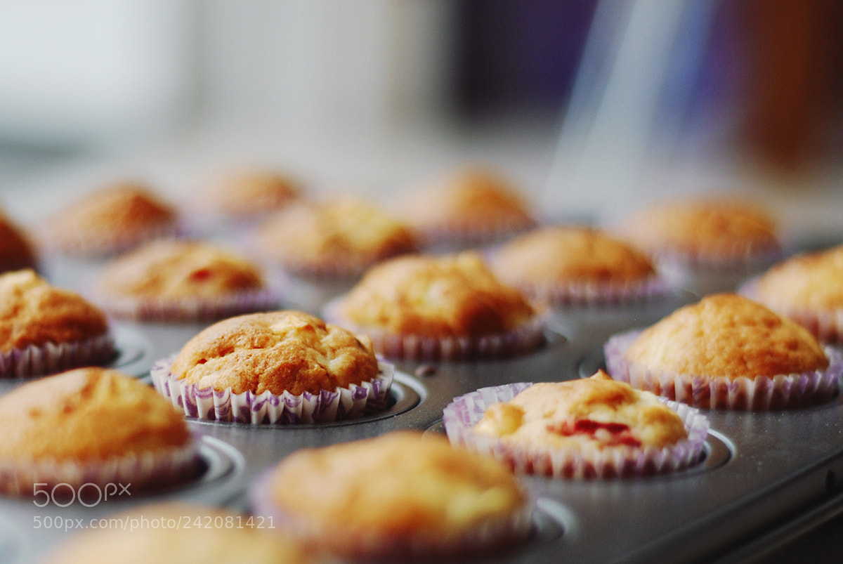 Nikon D80 sample photo. Hot fruit muffins on photography