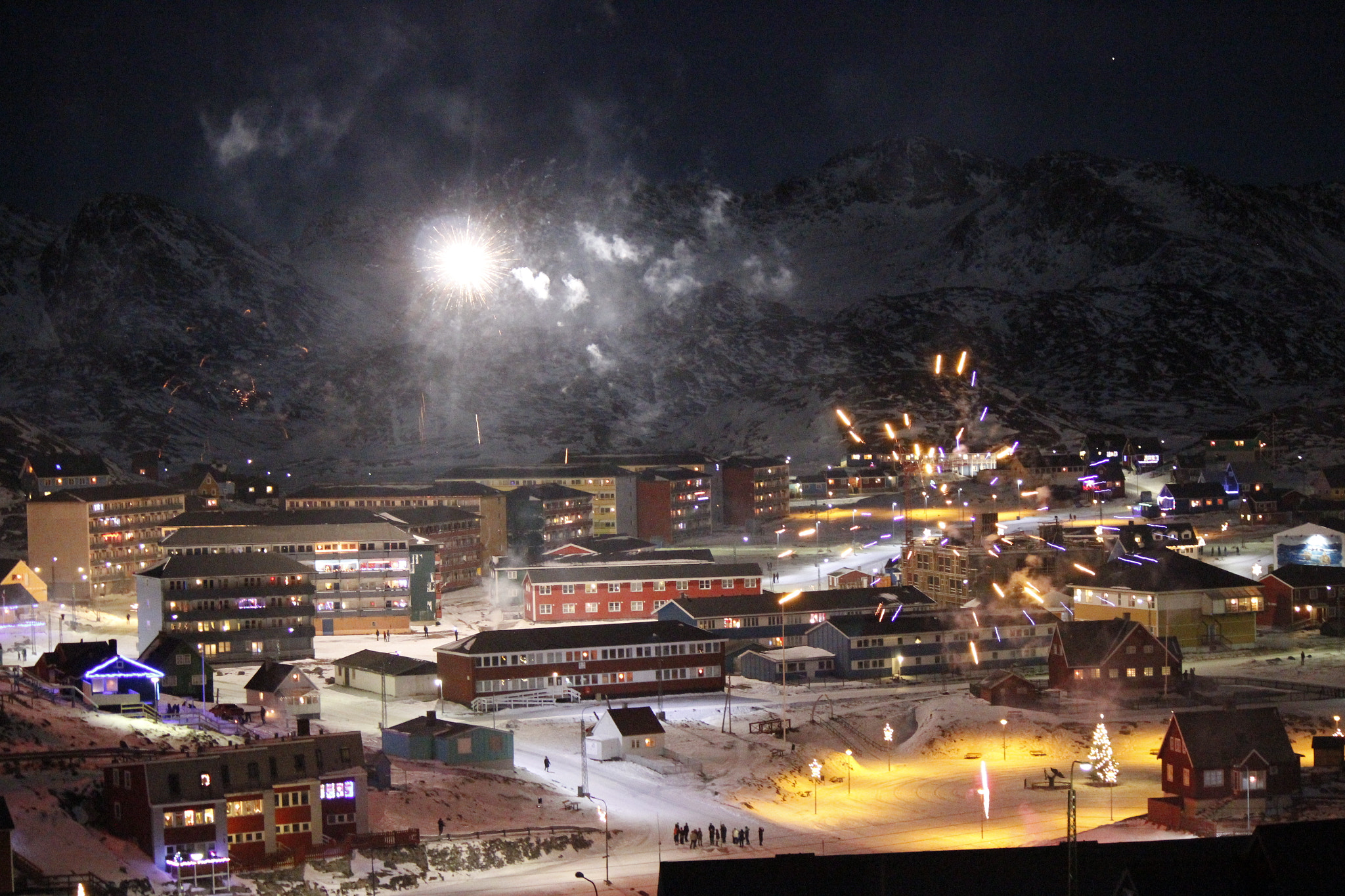 Canon EF-S 55-250mm F4-5.6 IS II sample photo. Fire work new year photography